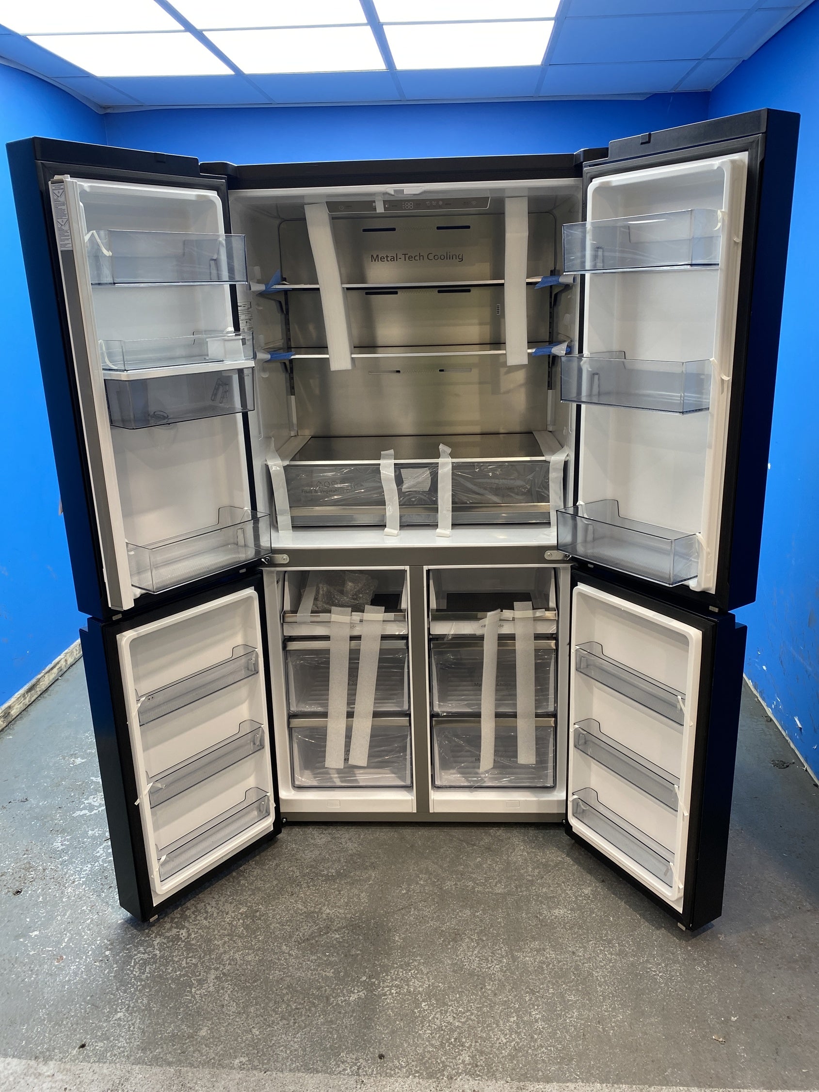 #GRC-143-633 - Hisense RQ758N4SWFE 606 Litre American Fridge Fridge Freezer