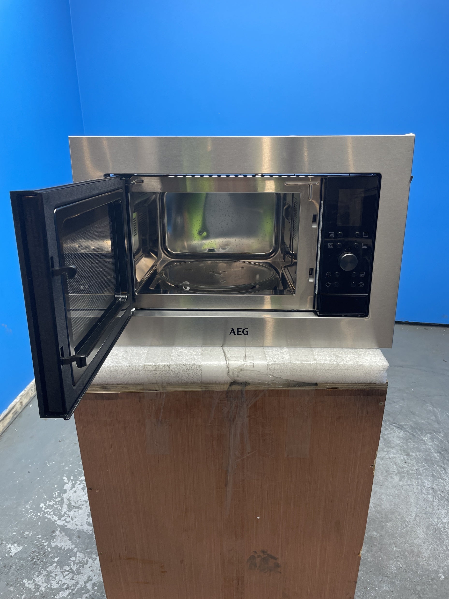 #GRC-156-002 - AEG MSE2527DM 6000 Integrated 900W Microwave with Grill