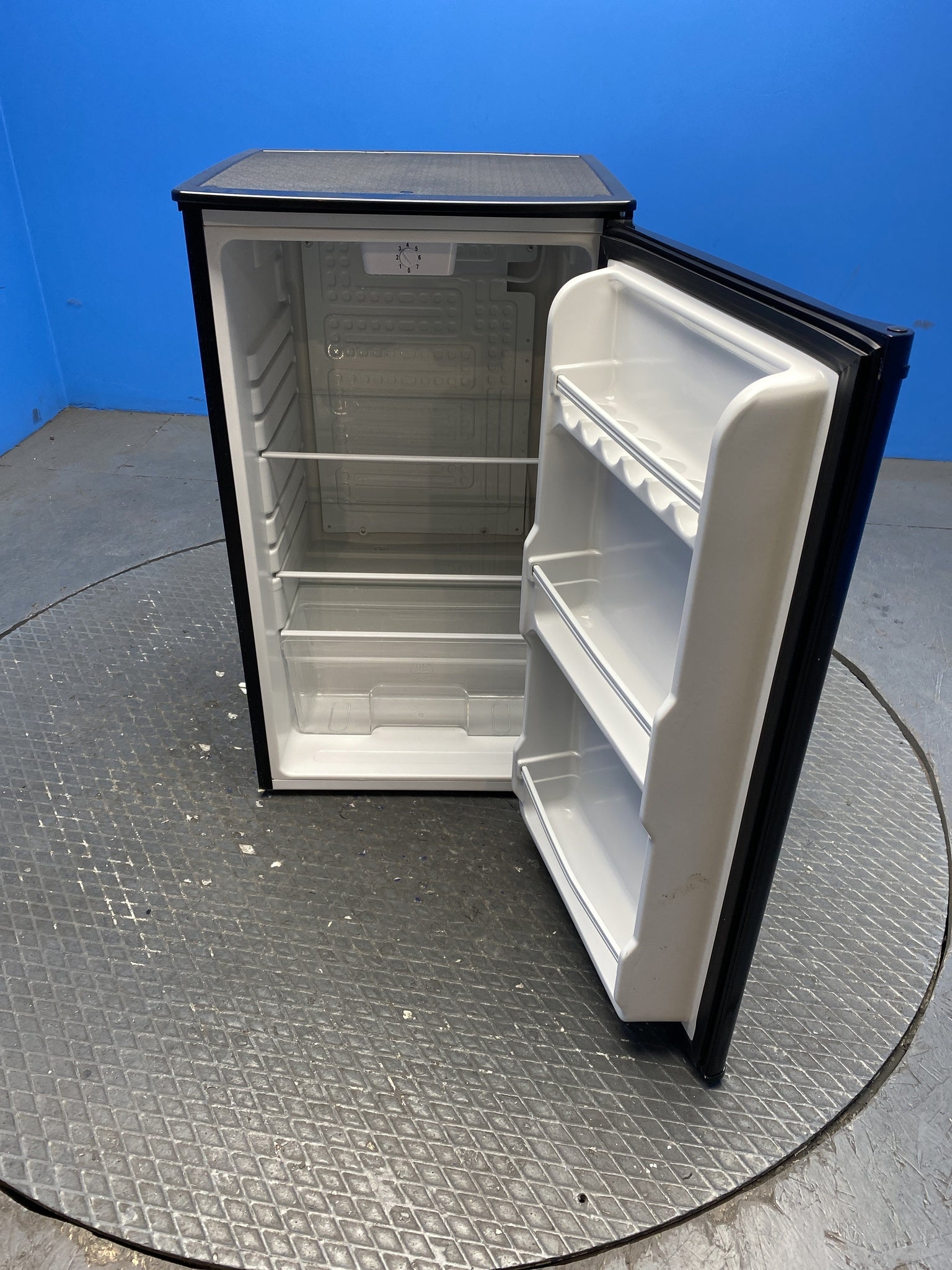 Igenix IGUL048B 92 Litre Under Counter Larder Fridge