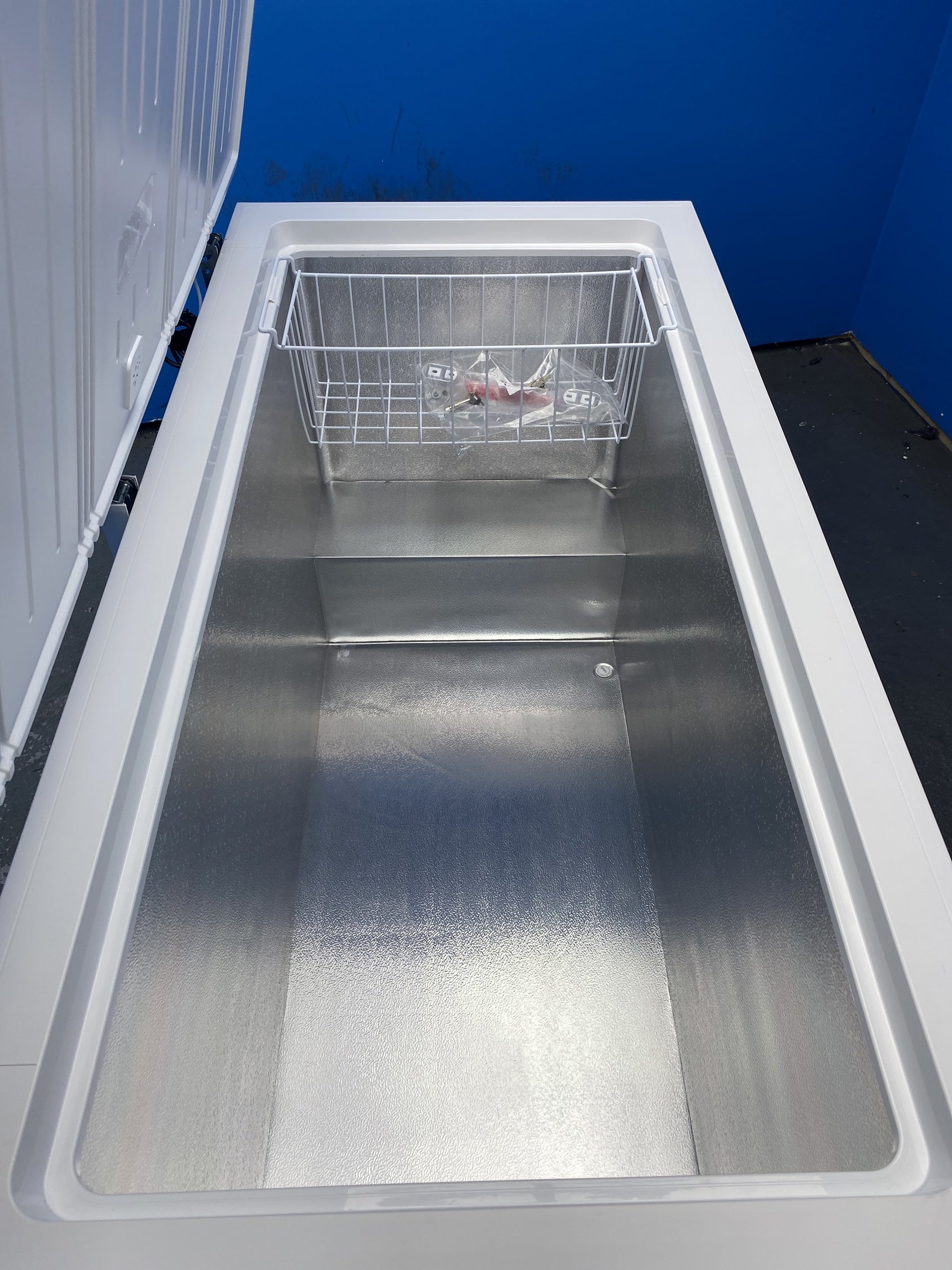 #GRC-157-796 - Hisense FC571D4AWLYE 372L Winter Guard Chest Freezer