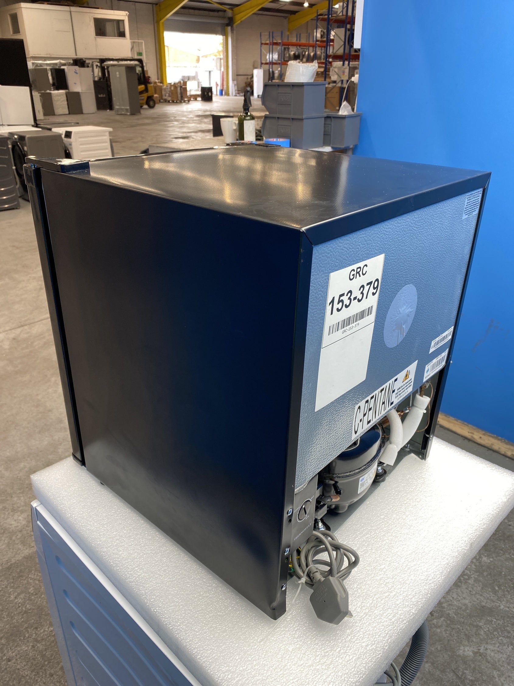 #GRC-153-379 - Igenix IG3751BL 33 Litre Table Top Lockable Mini Freezer