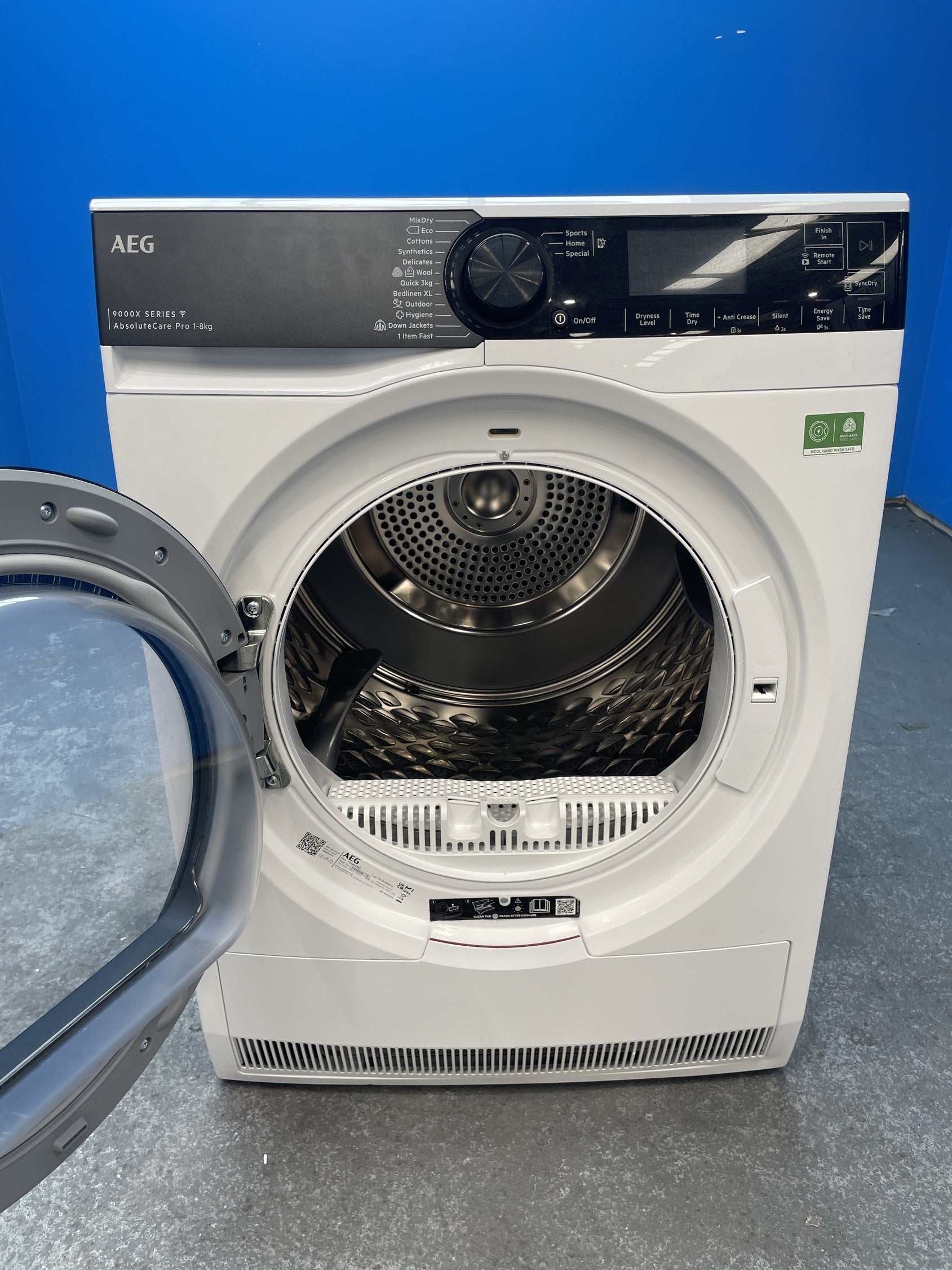 #GRC-154-127 - AEG TR948V4BC 8kg Heat Pump Tumble Dryer