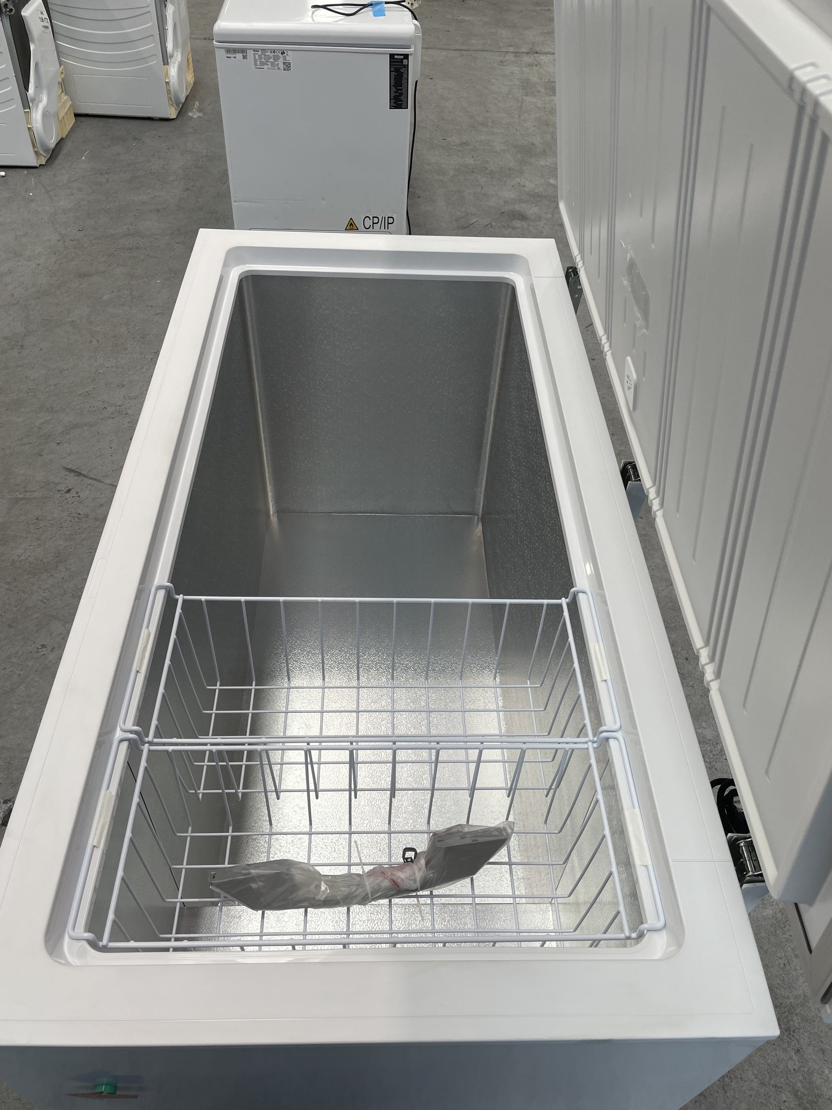 #GRC-143-403 - Hisense FC571D4AWLYE 372L Winter Guard Chest Freezer