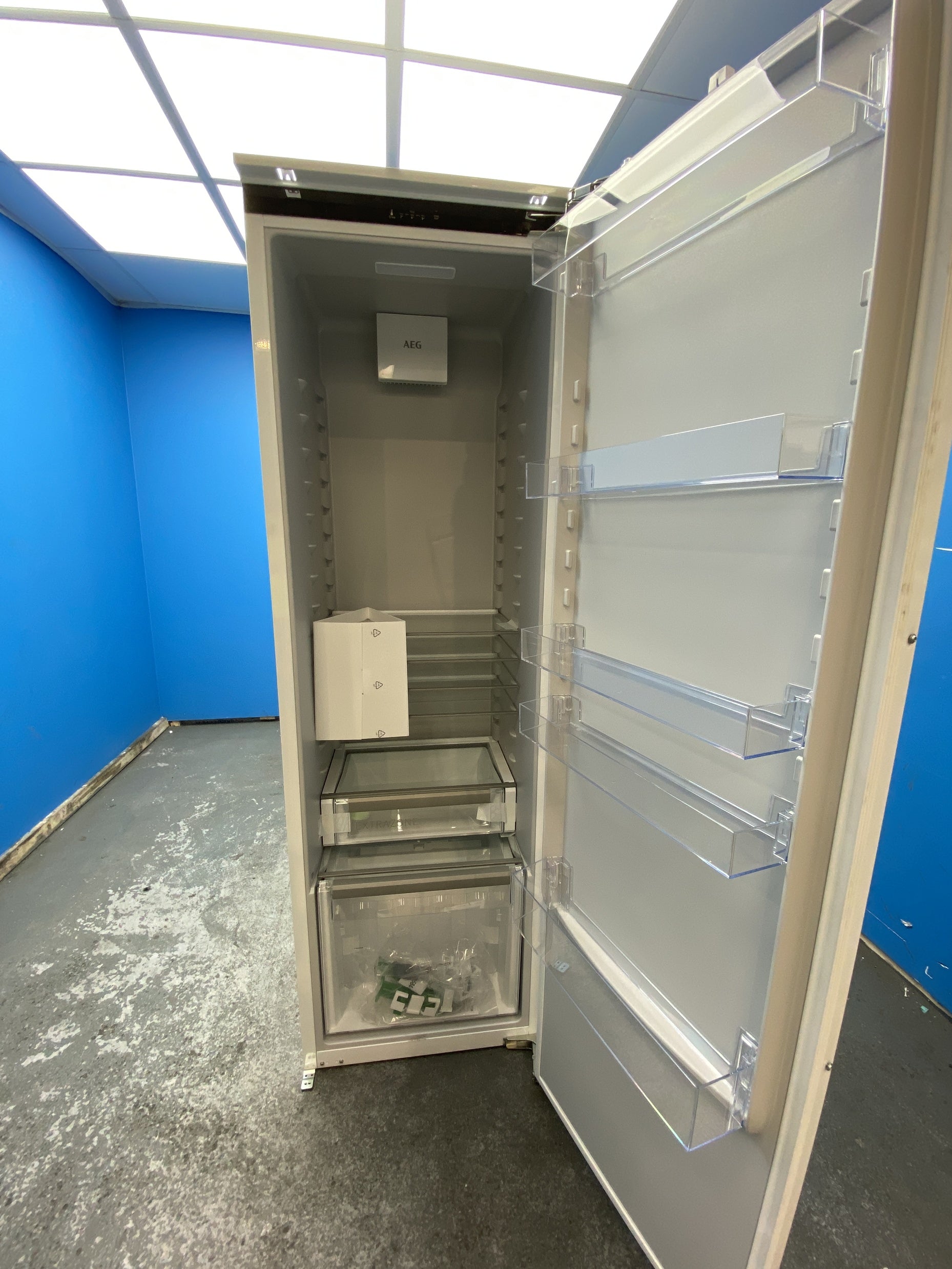 #GRC-156-014 - AEG NSK6D181EC 6000 DynamicAir 310L Integrated Larder Fridge