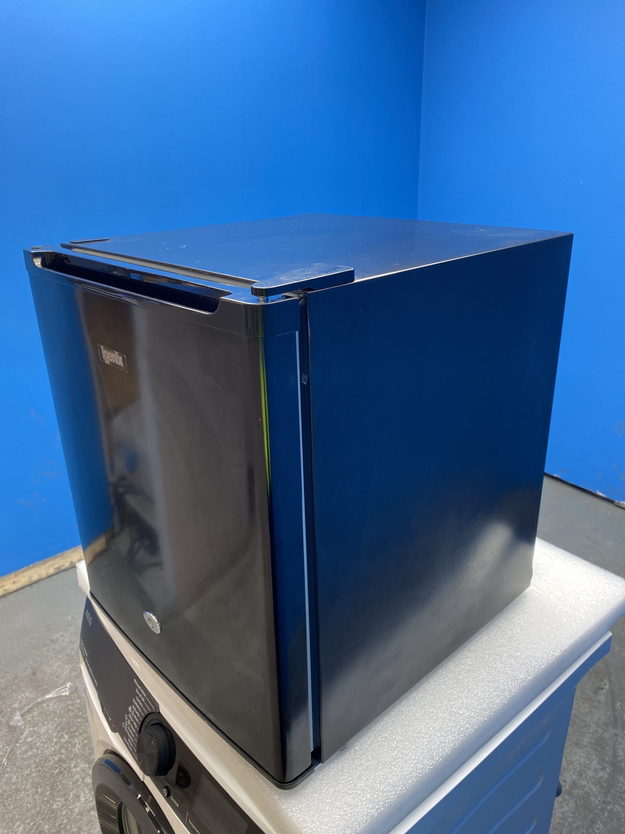 #GRC-153-379 - Igenix IG3751BL 33 Litre Table Top Lockable Mini Freezer
