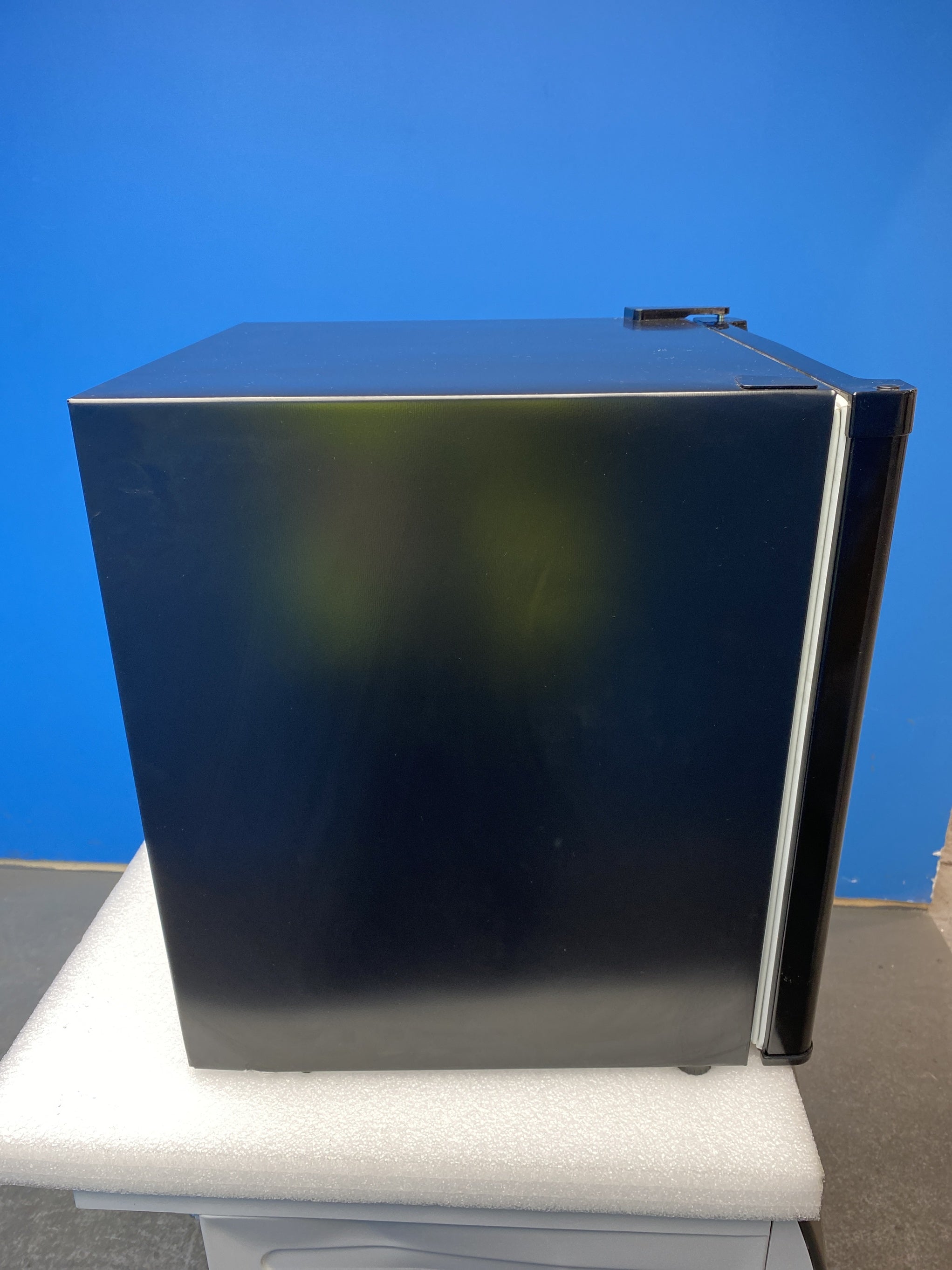 #GRC-153-379 - Igenix IG3751BL 33 Litre Table Top Lockable Mini Freezer