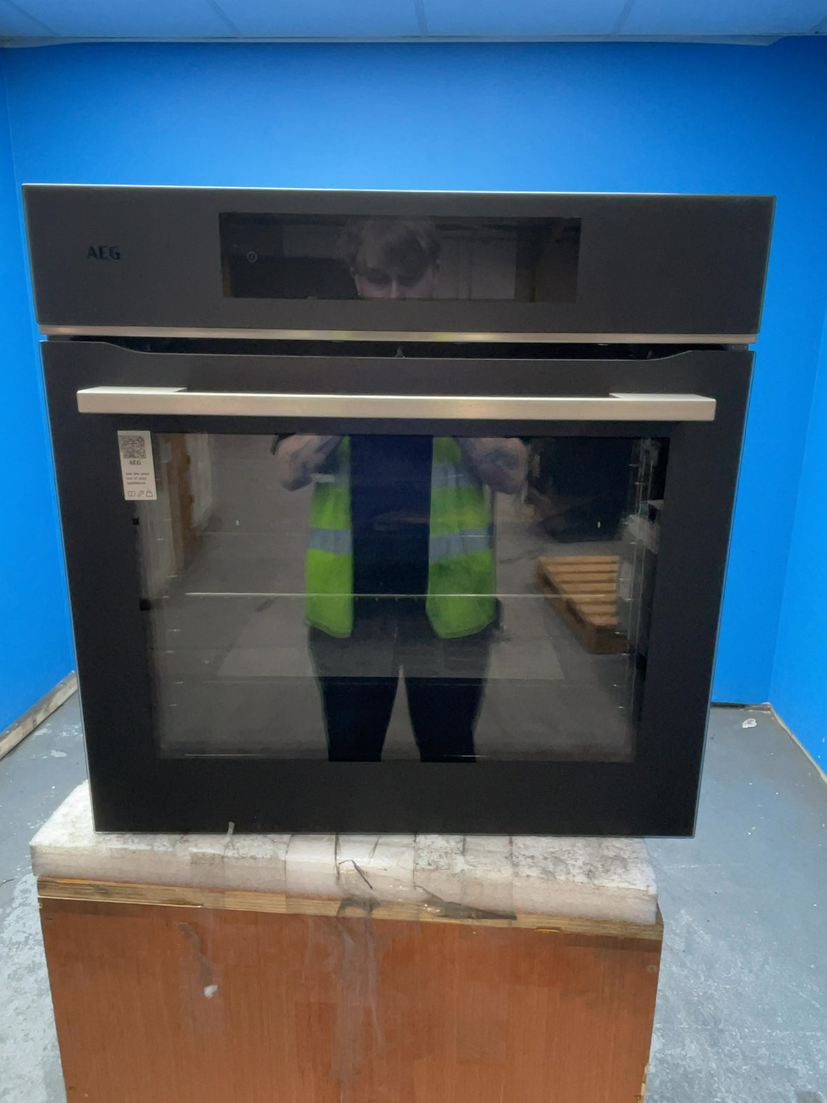 #GRC-164-185 - AEG 9000 ProAssist 71L Built-In Pyrolytic Single Oven – CookSmart Touch Display, AI TasteAssist, Food Probe, Matte Black