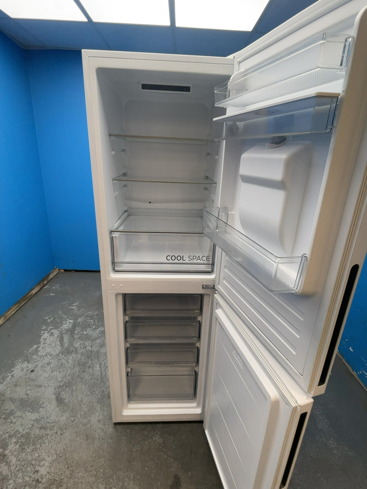 #GRC-165-453 - Hoover 54cm Fridge Freezer – 246L, White, Low Frost, Smart WiFi, Water Dispenser