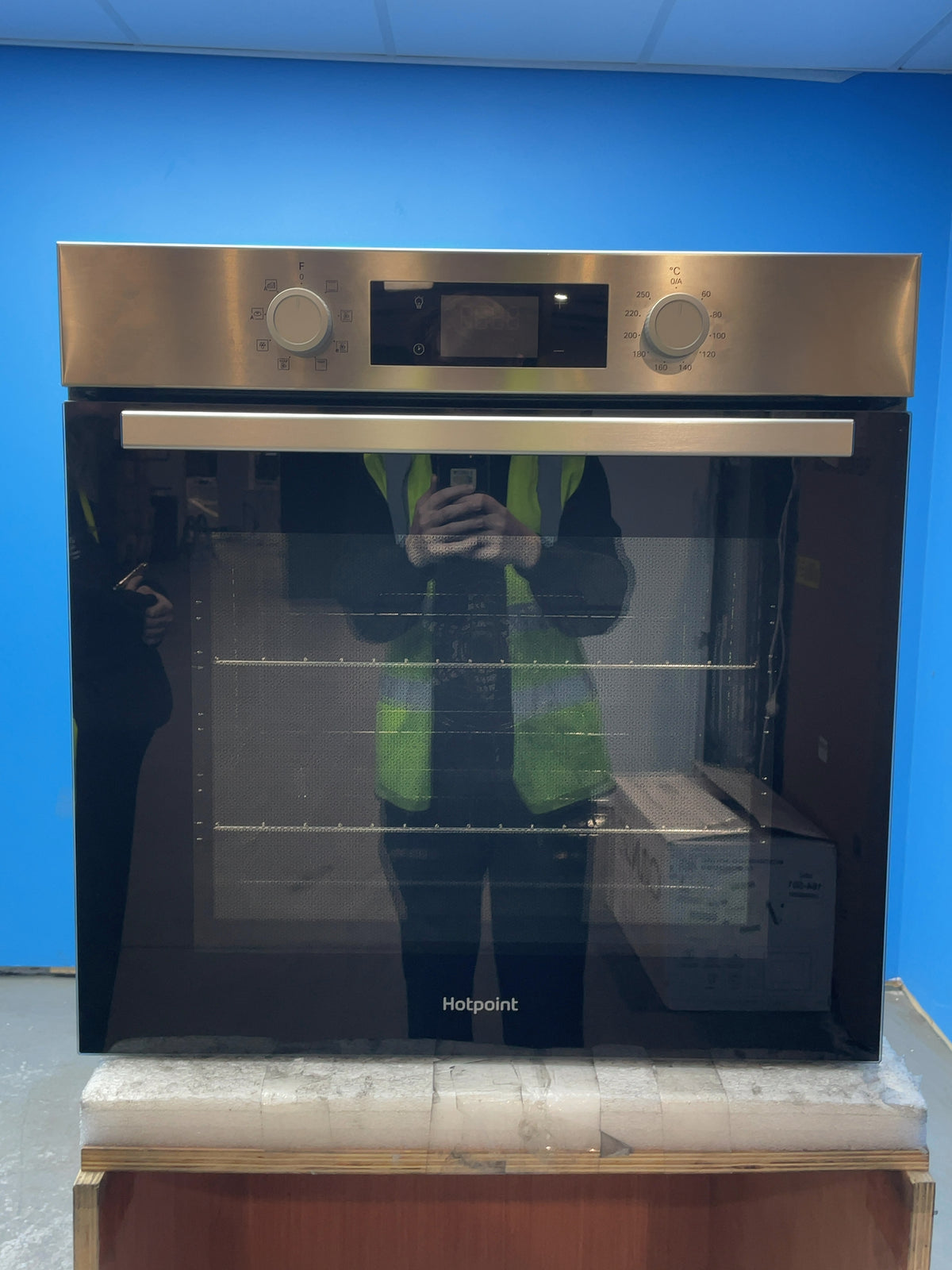 #GRC-165-710 - Hotpoint Multiflow Built-In Single Electric Oven – 71L Capacity, Catalytic Liners, Plug & Play, Stainless Steel