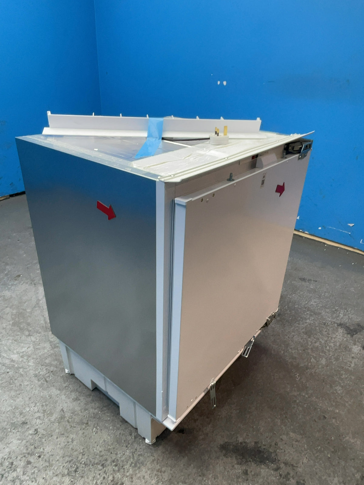#GRC-165-728 - Hotpoint Integrated Undercounter Freezer – 91L Capacity, Low Frost, Fixed Hinge