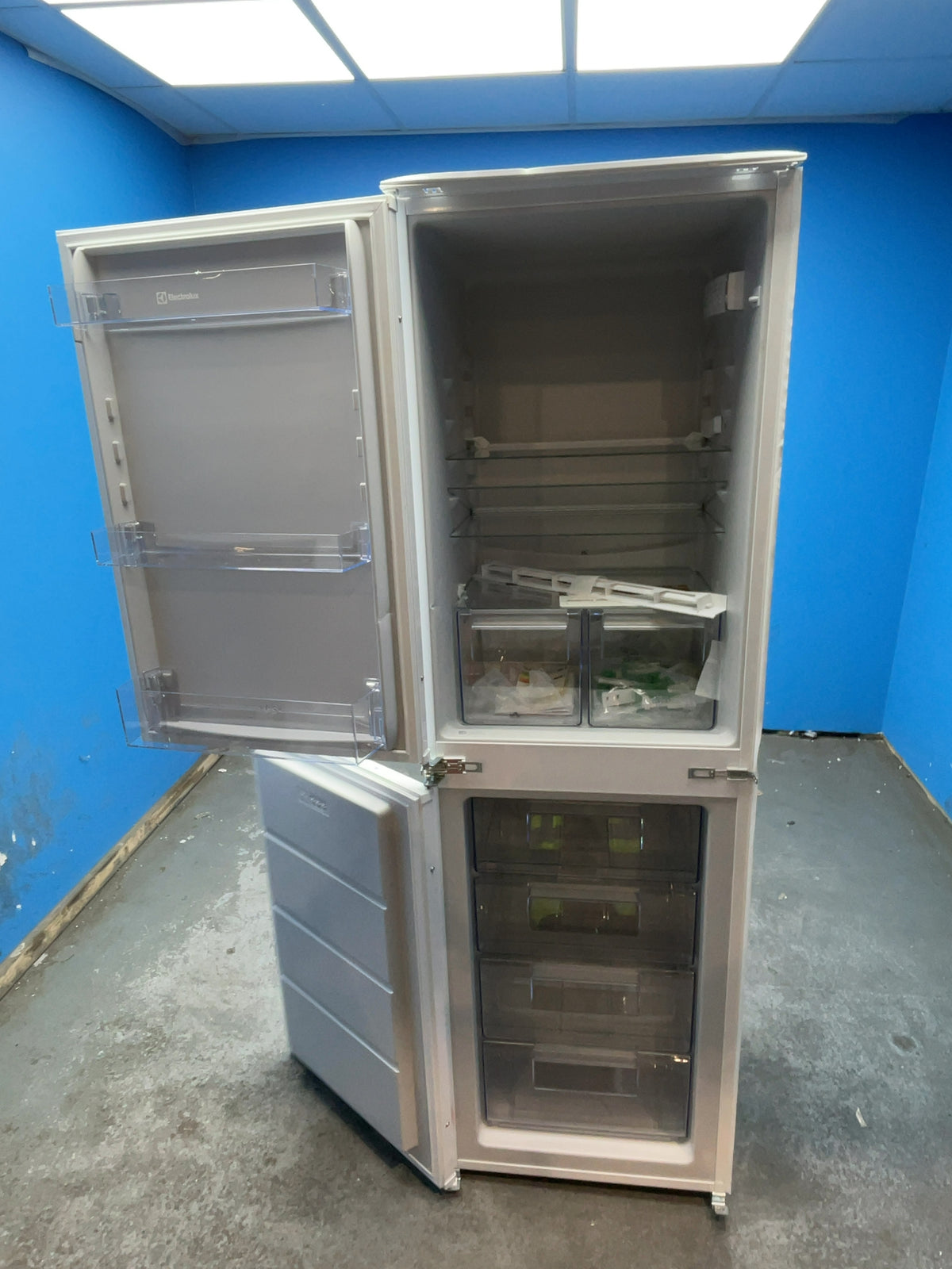 #GRC-166-120 - Electrolux 600 Low Frost 177cm Integrated Fridge Freezer – 262L, AI CoolAssist, TouchControl