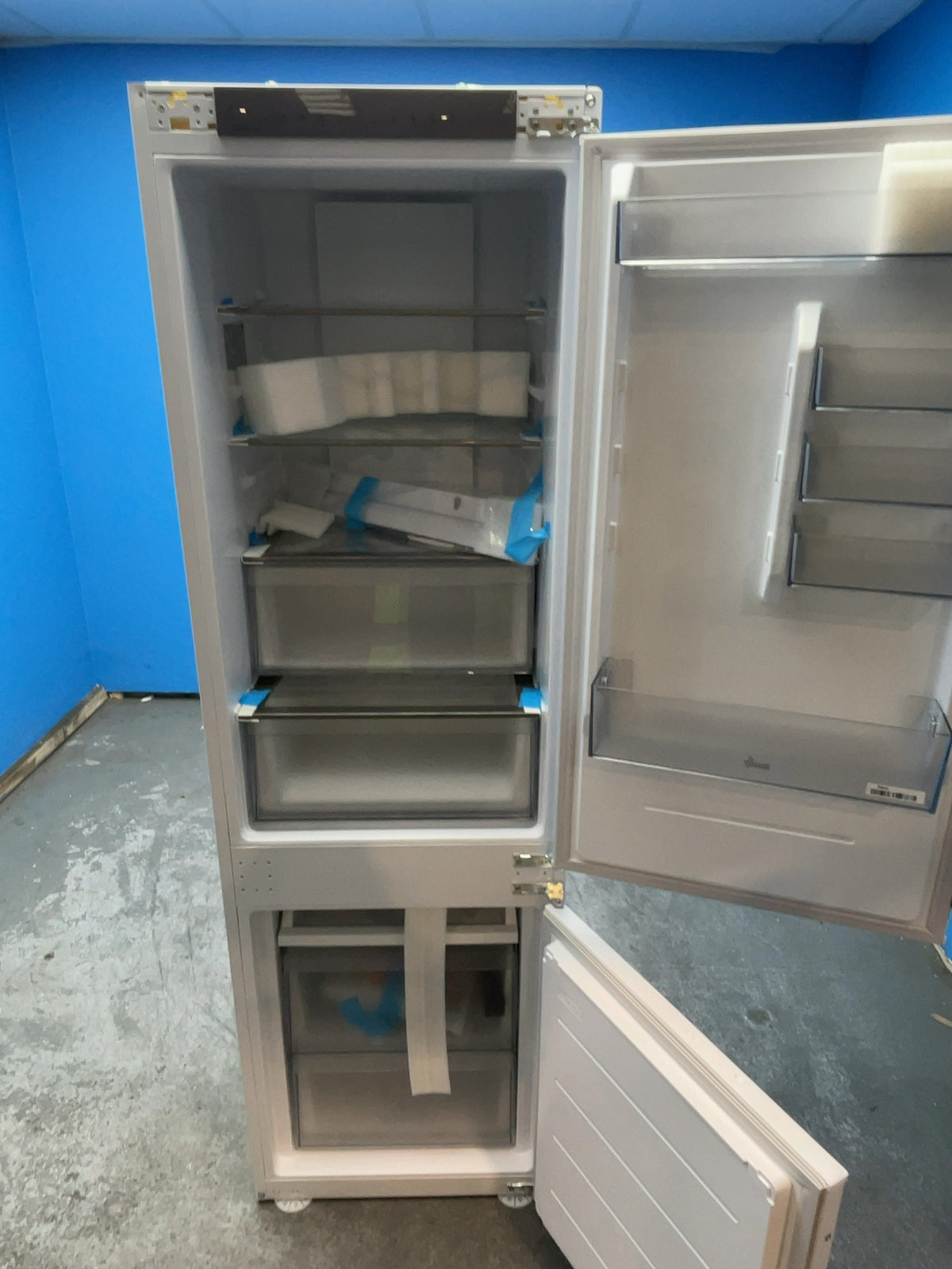 #GRC-166-388 - Hoover 54cm Integrated 70/30 Fridge Freezer – 251L, White