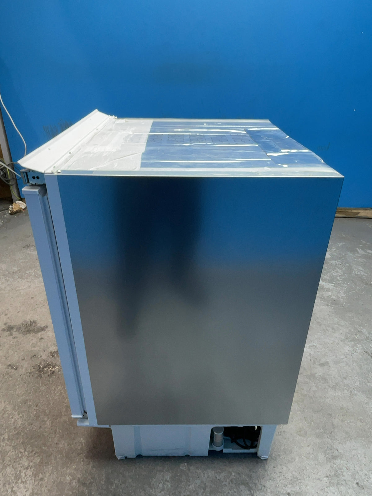 #GRC-166-402 - Hotpoint Integrated Undercounter Freezer – 91L Capacity, Low Frost, Fixed Hinge