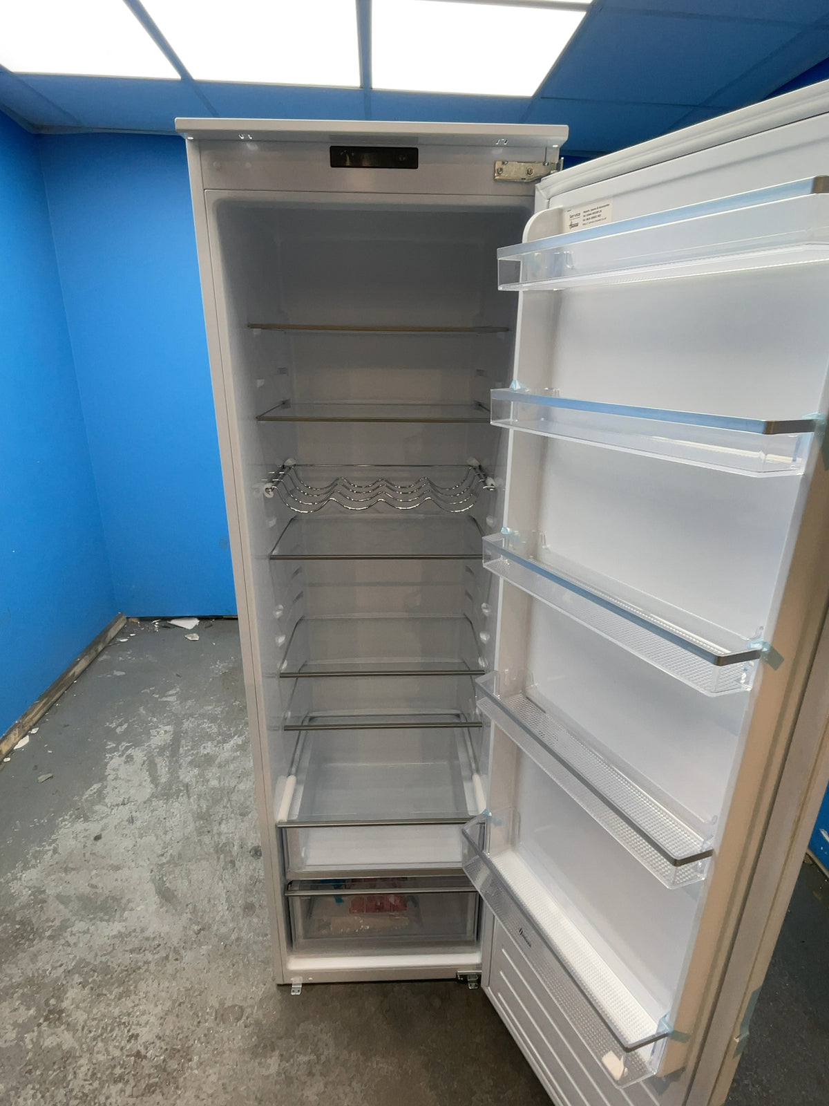 #GRC-166-551 - Hoover 54cm Integrated Tall Larder Fridge – 316L Capacity, 6 Adjustable Shelves