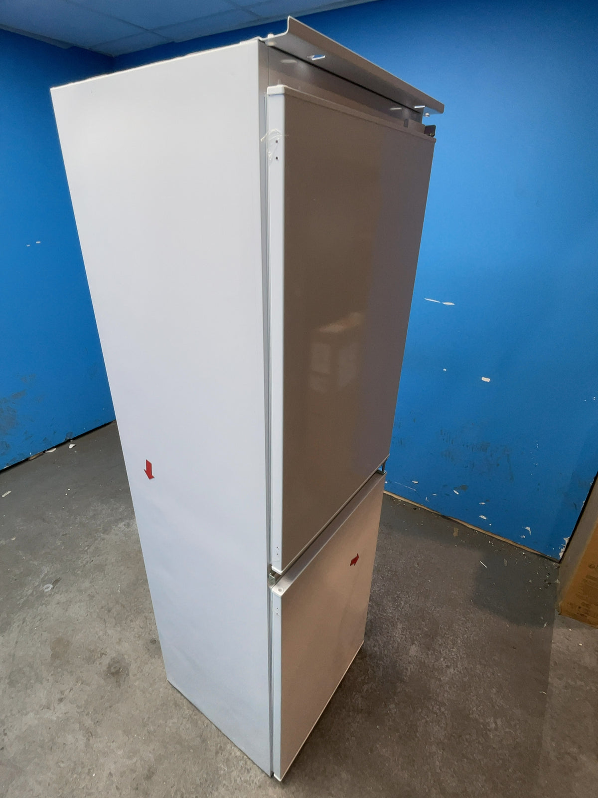 #GRC-166-958 - neue Integrated 50/50 Fridge Freezer – 233 Litres, 177cm, Static Cooling, LED Lighting, White