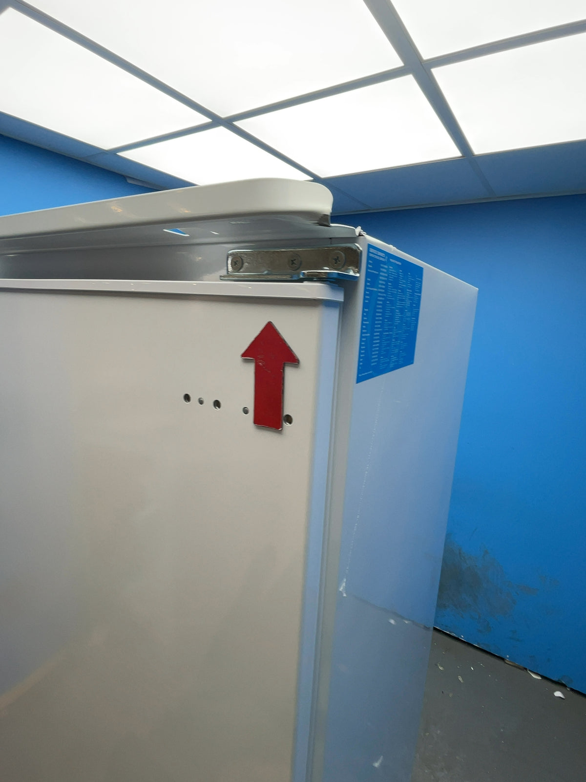 #GRC-168-003 - Midea 54cm Integrated 70/30 Fridge Freezer – 271L Capacity, Low Frost, Sliding Hinge, White