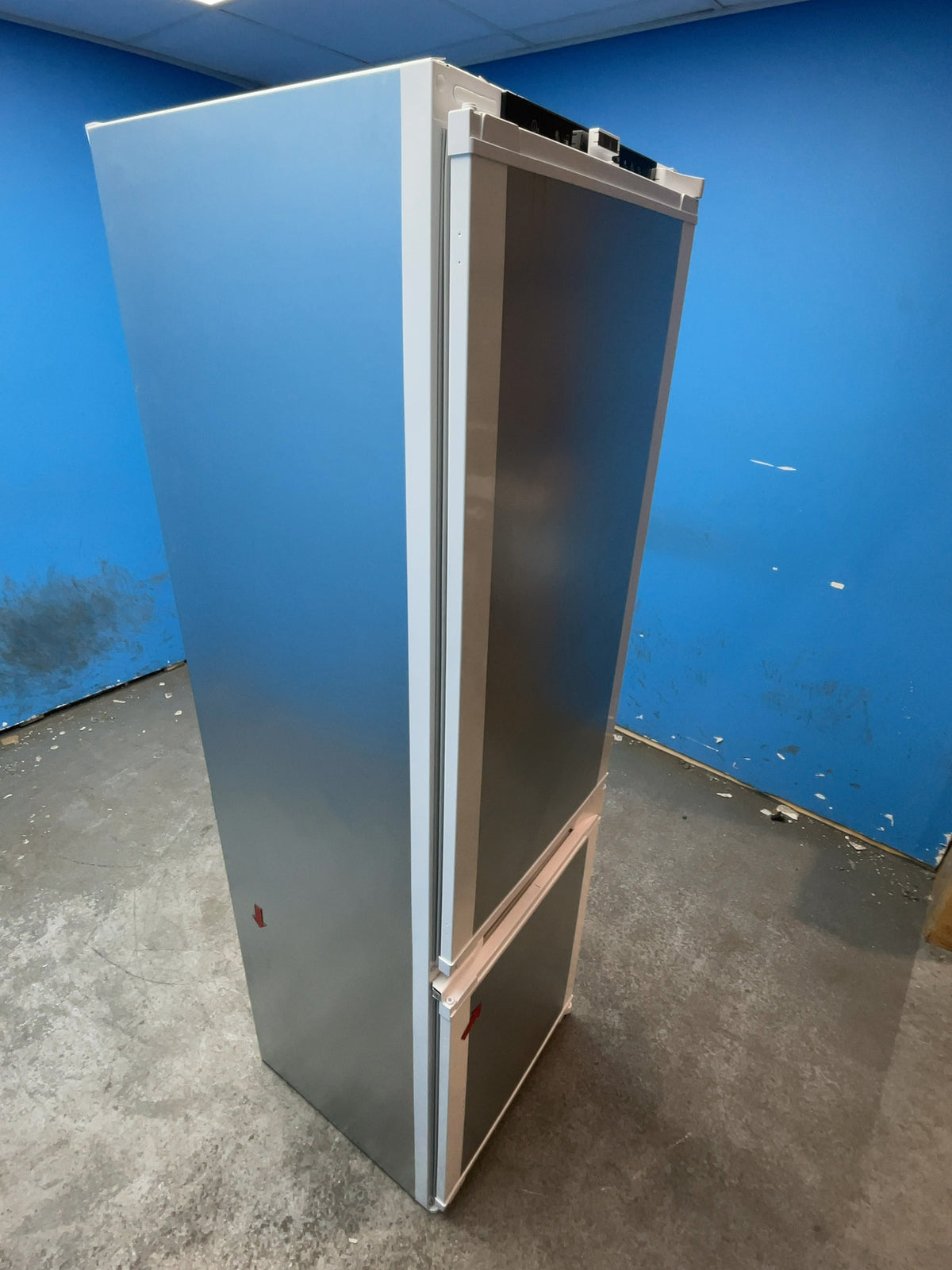 #GRC-169-090 - Hotpoint 54cm Integrated 70/30 Fridge Freezer – 270L, Dual No Frost