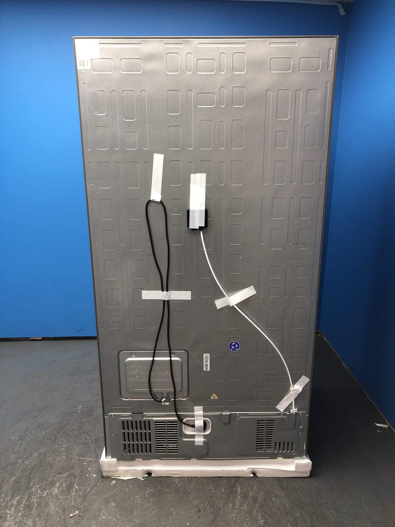 Hisense PureFlat RS818N4TIC 632L American Style Fridge Freezer