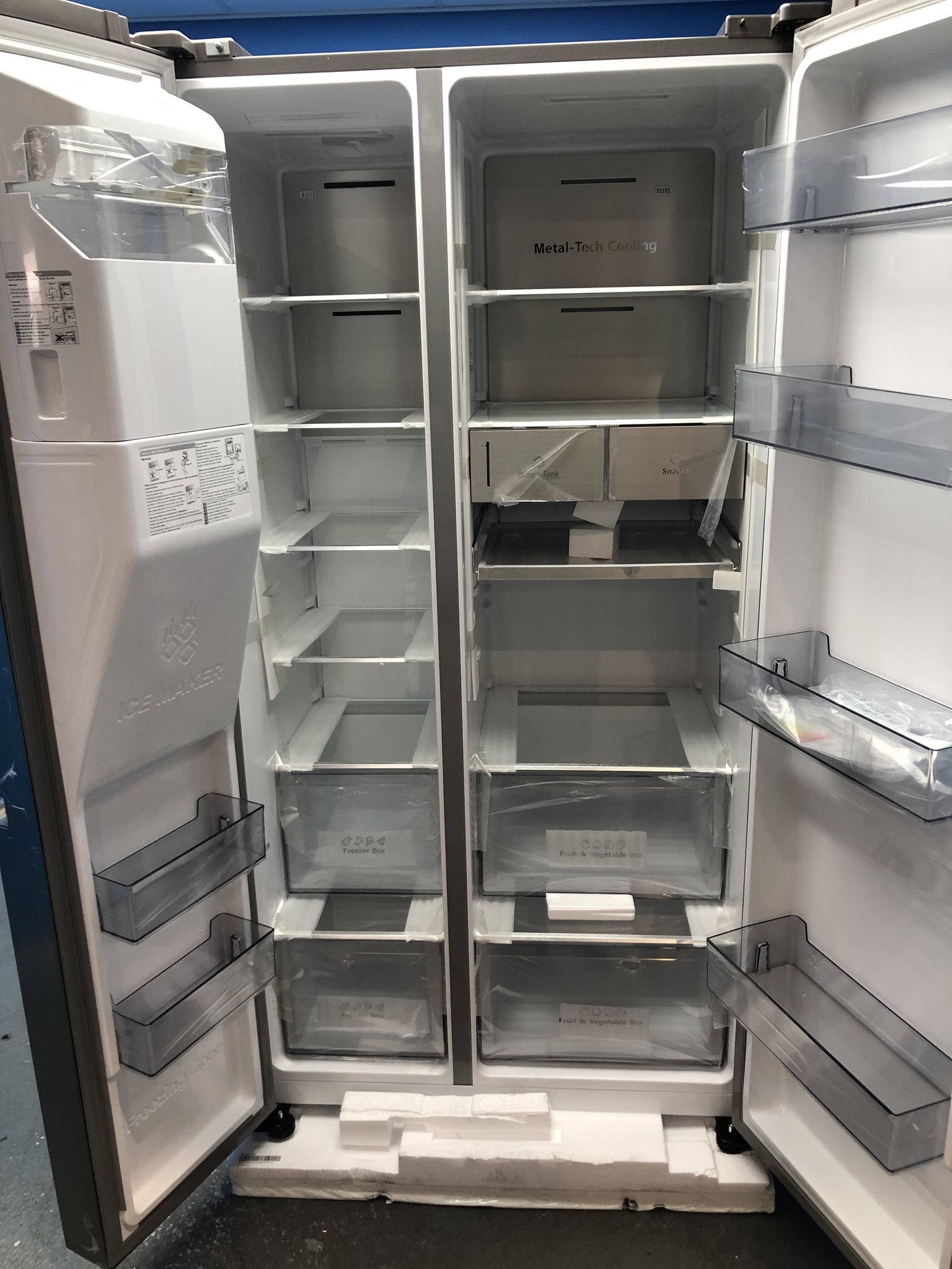 Hisense PureFlat RS818N4TIC 632L American Style Fridge Freezer