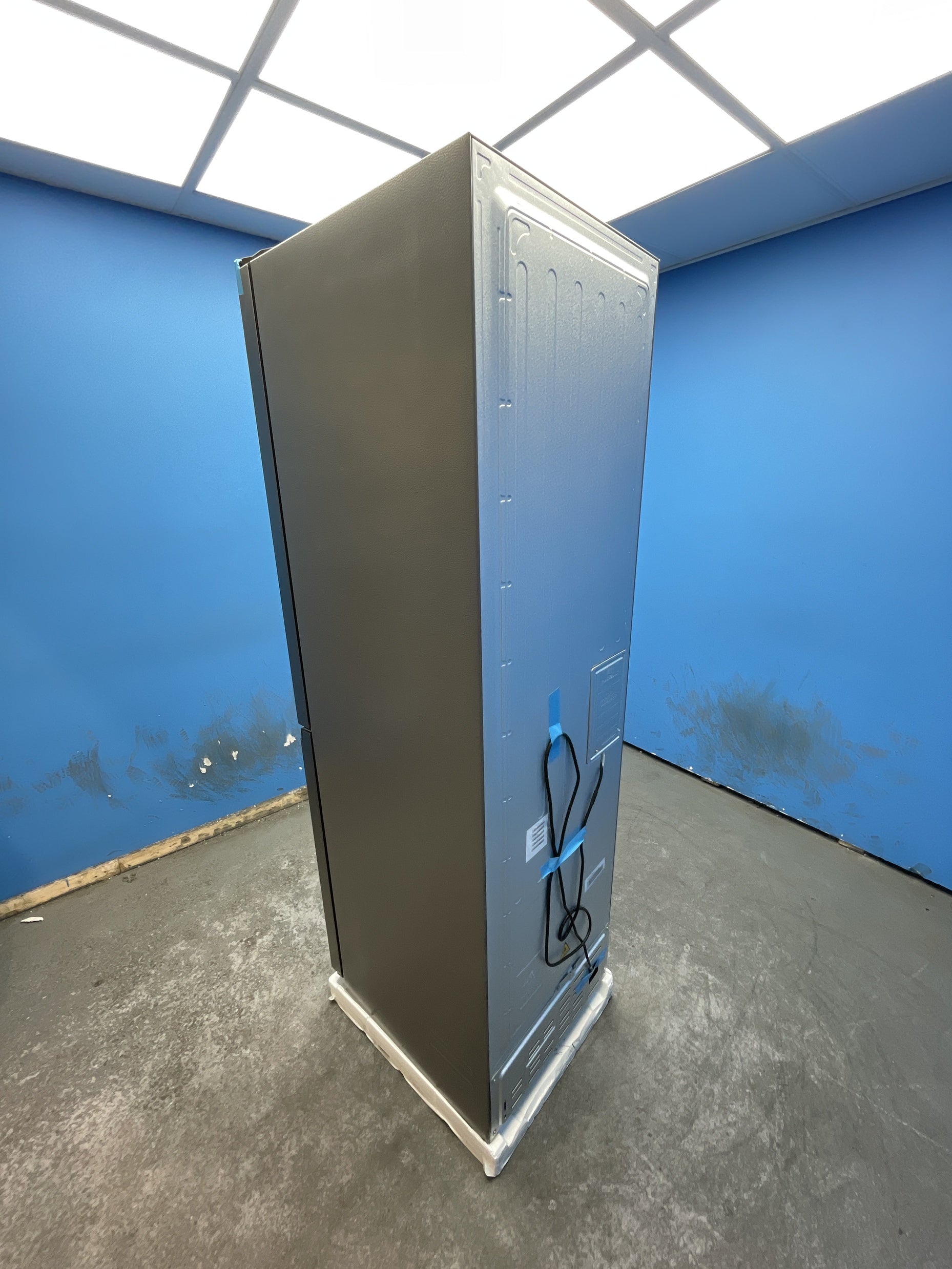 #GRC-163-448 - Hoover 55cm 50/50 Total No Frost Fridge Freezer – 303L Capacity, Non-Plumbed Water Dispenser, Inox