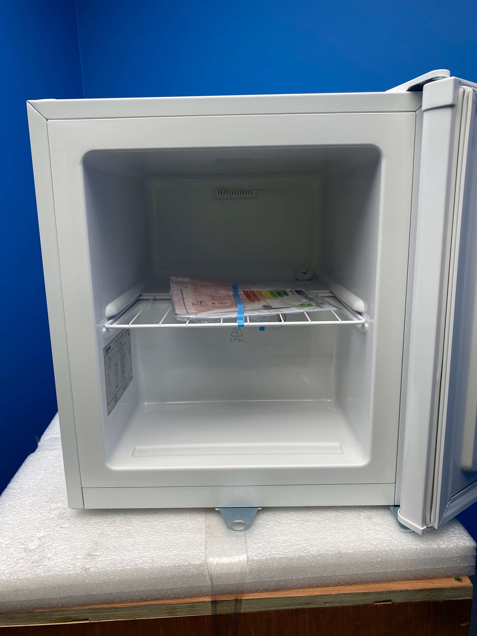Igenix IG3751 33 Litre Table Top Lockable Mini Freezer
