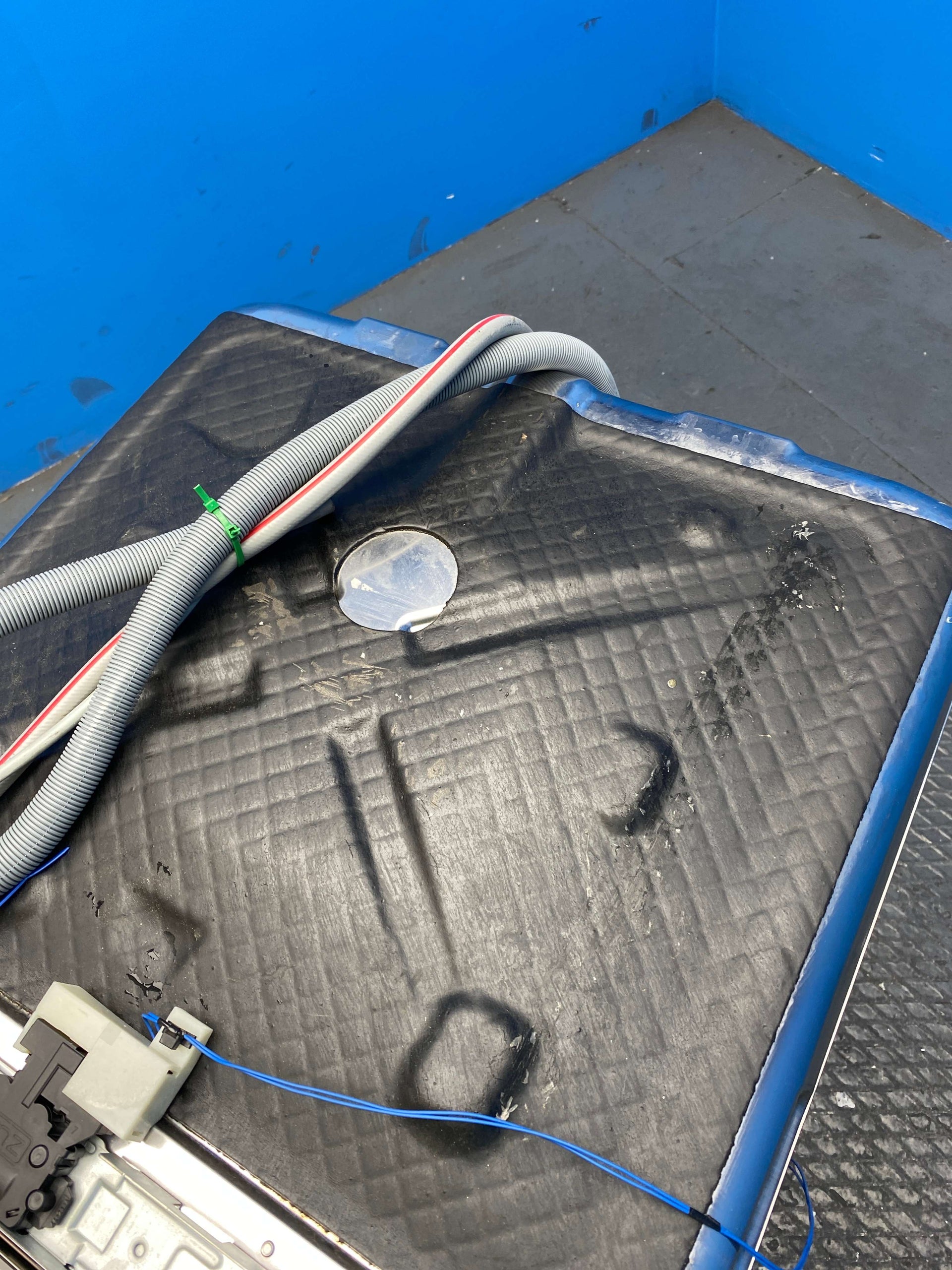 neue NI3E47E0B Integrated 13 Place Setting Dishwasher