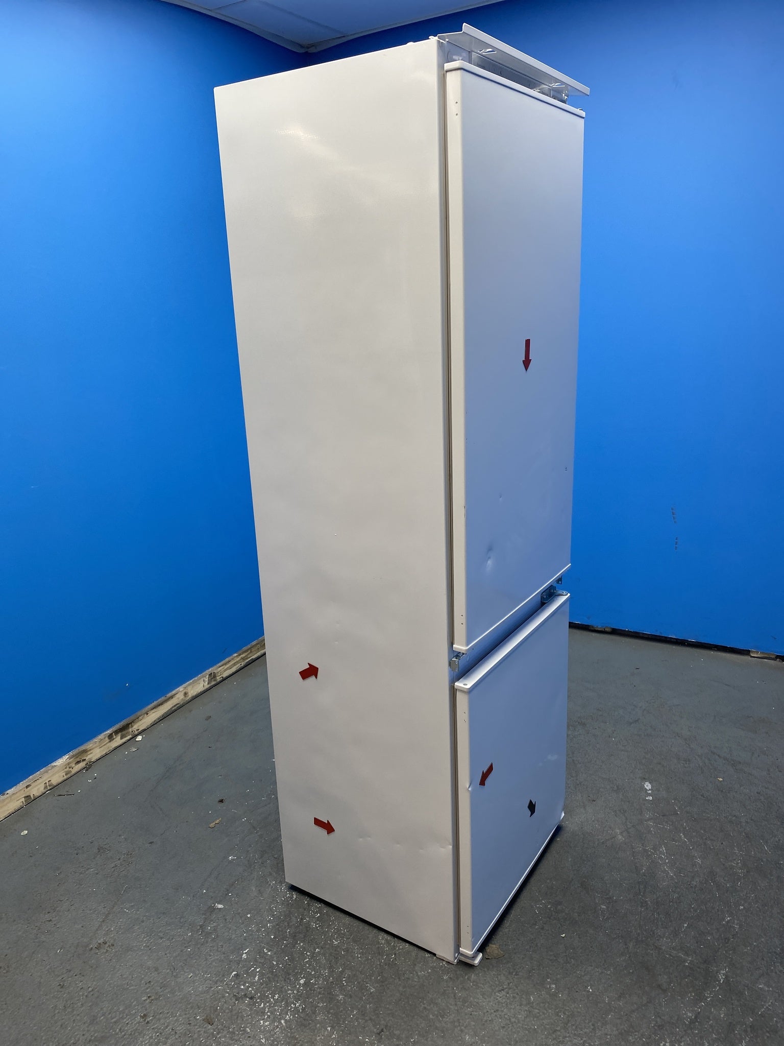 Hisense RIB312F4AW1 70/30 Integrated Frost Free Fridge Freezer