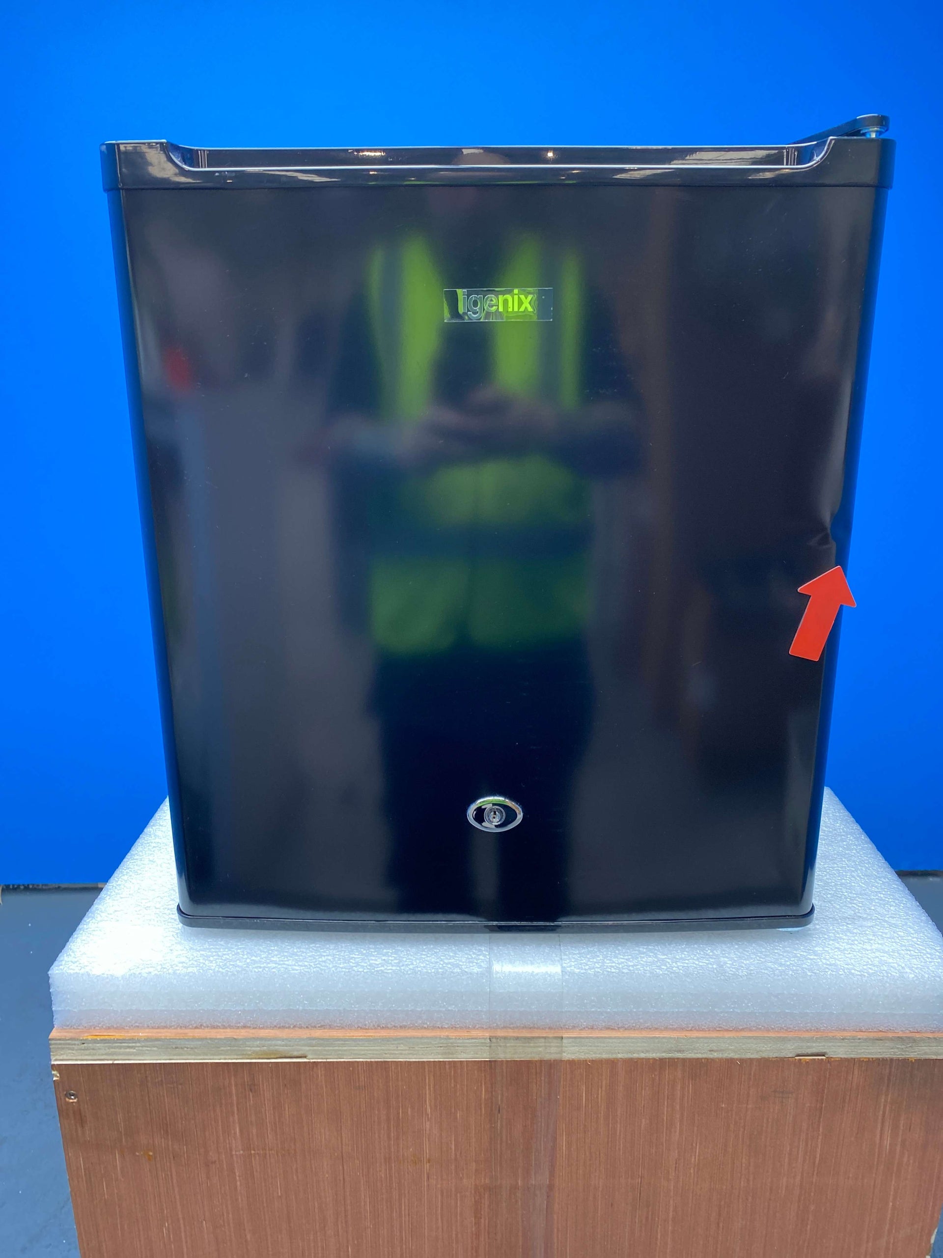 Igenix IG3711BL 47 Litre Lockable Table Top Mini Fridge