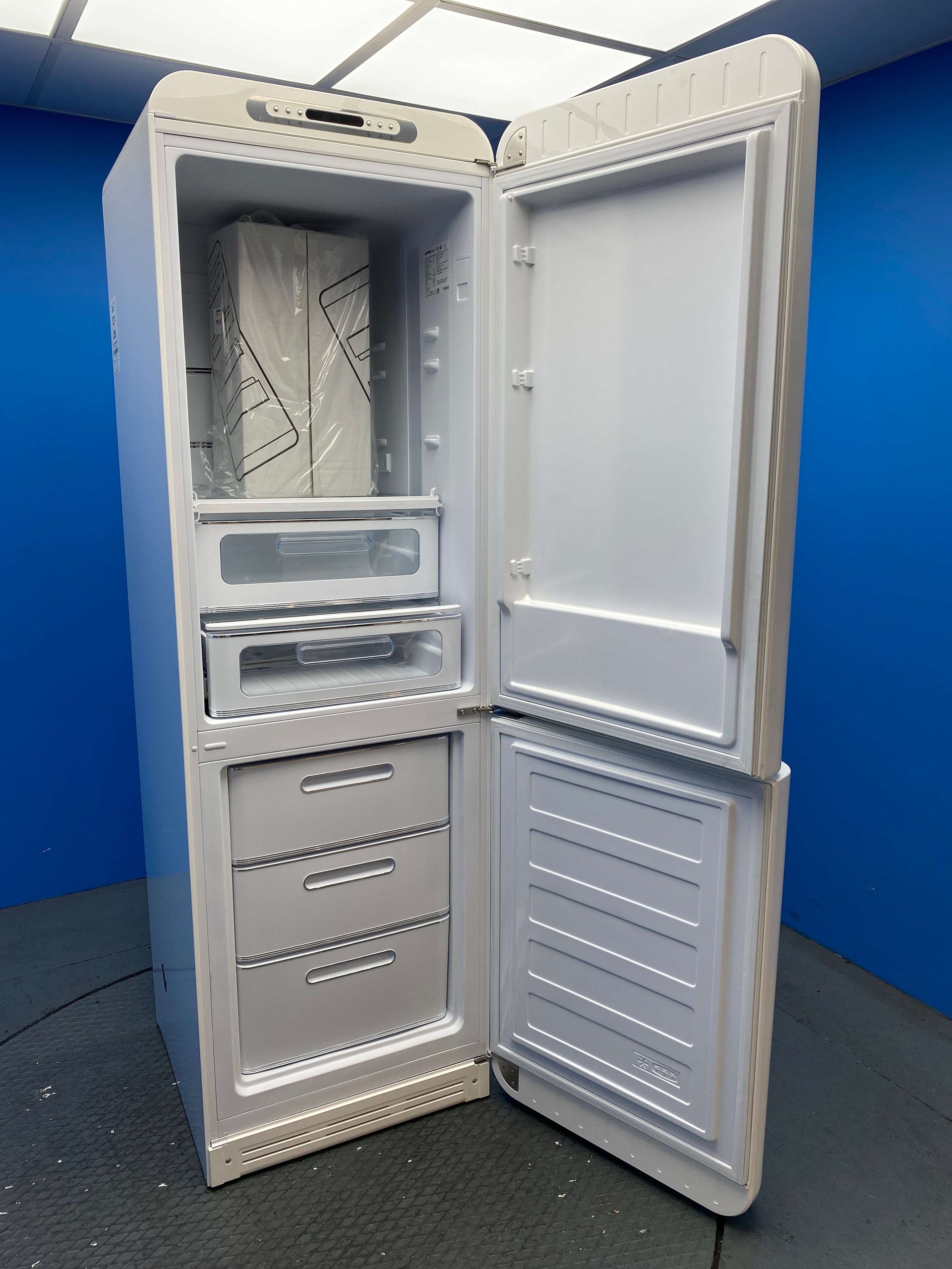 Smeg FAB32RWH5UK 50s Retro 331 Litre No Frost Fridge Freezer