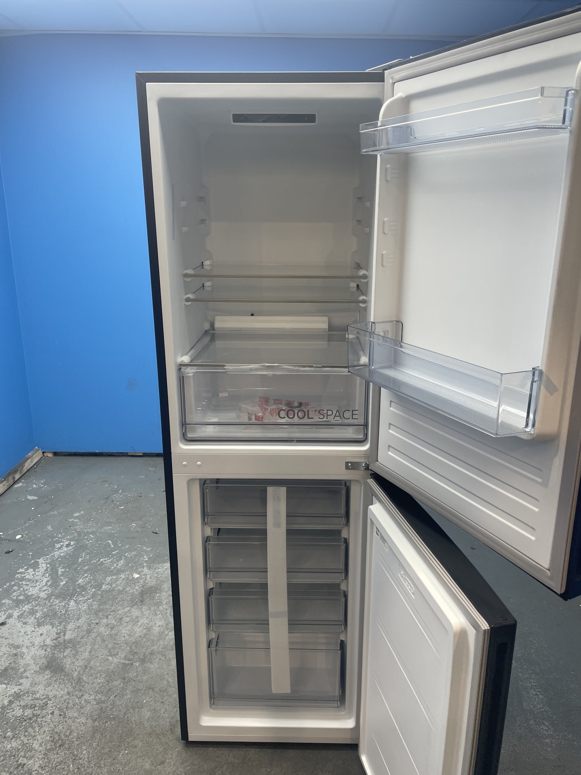 #GRC-159-261 - Hoover HVT3CLECKIHB 235 Litre Combi Fridge Freezer