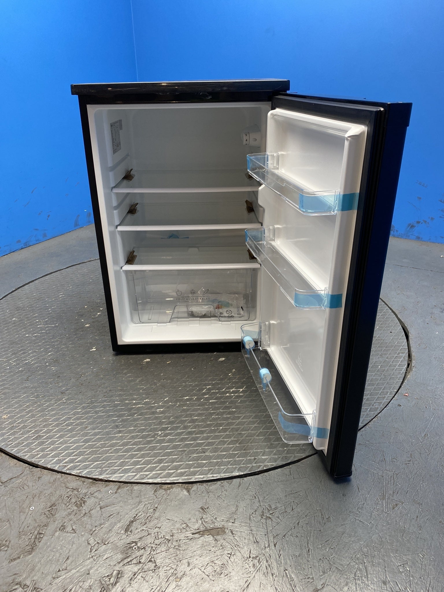 Igenix IG255B 136 Litre Under Counter Fridge