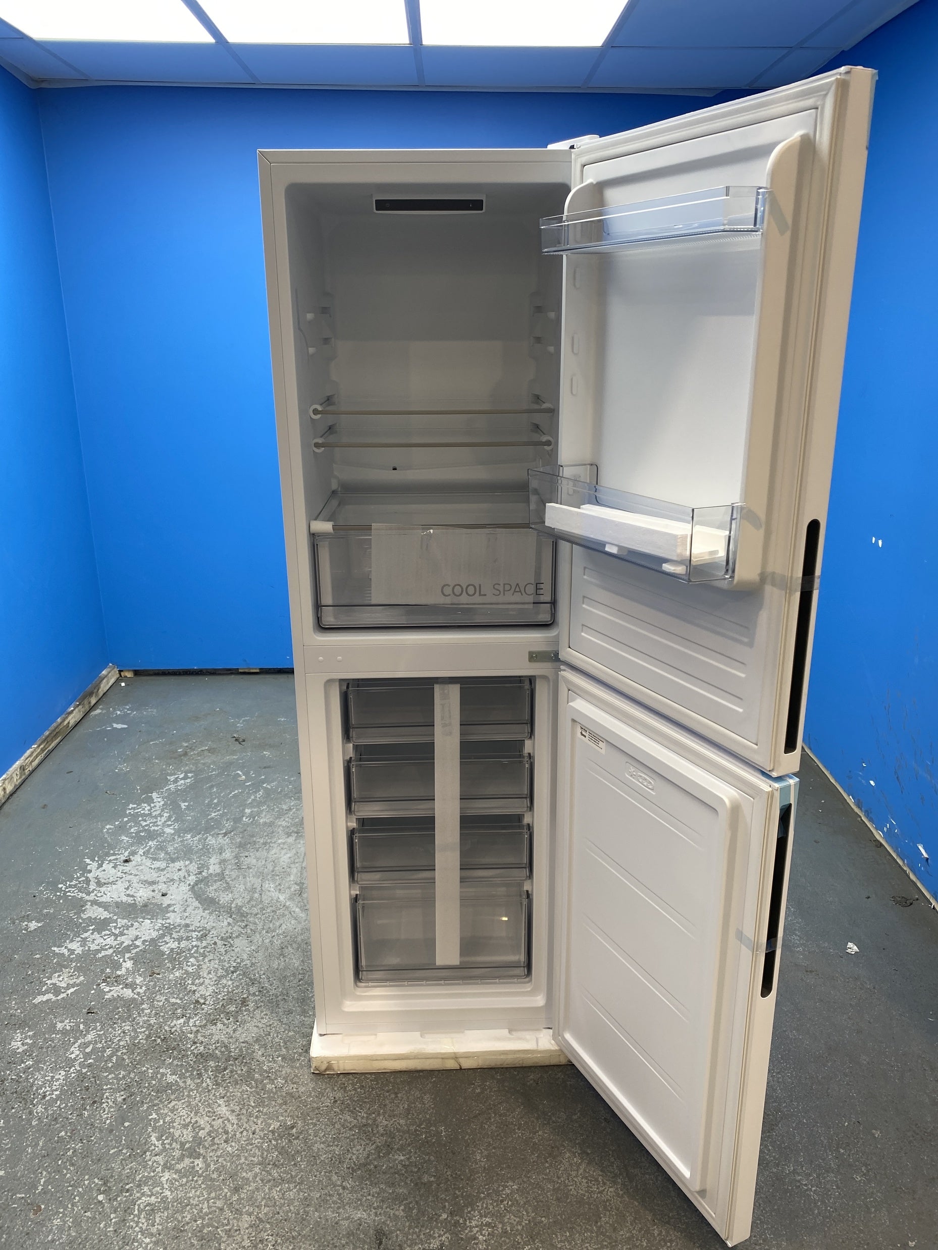 #GRC-157-070 - Hoover HVT3CLECKIHW 235 Litre Combi Fridge Freezer