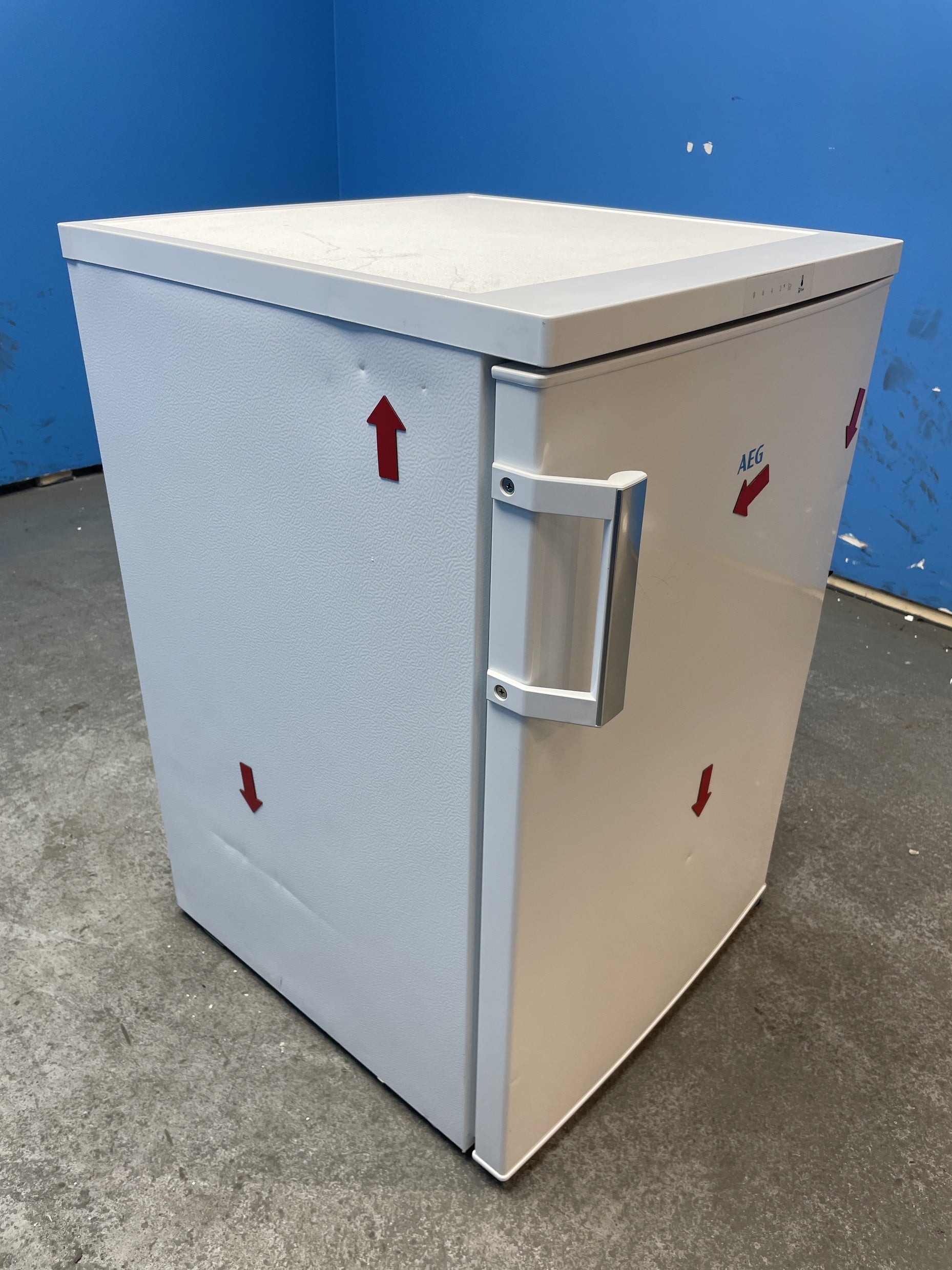 #GRC-158-311 - AEG OT5OR141DW 5000 Series Under Counter Larder Fridge