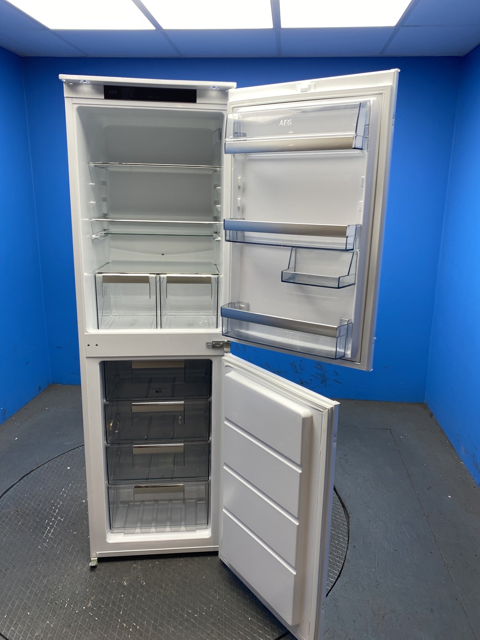 AEG SCE818F6NS 6000 Series Integrated 50/50 Fridge Freezer