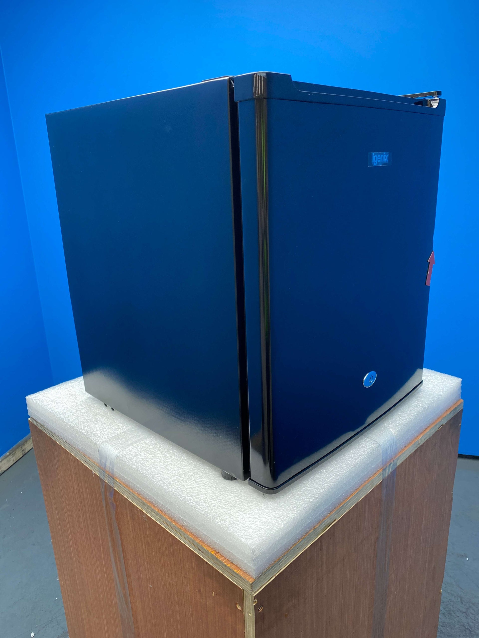 Igenix IG3711BL 47 Litre Lockable Table Top Mini Fridge