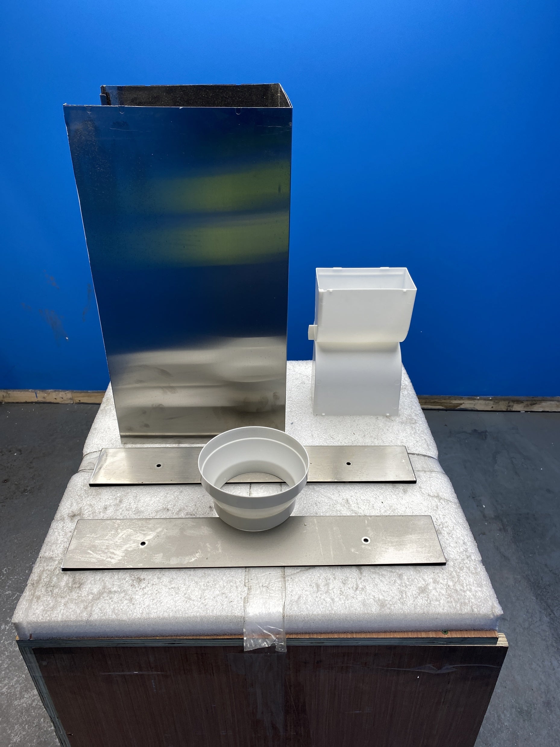 #GRC-142-834 - Electrolux LFL327A 60cm Flat Glass Chimney Hood