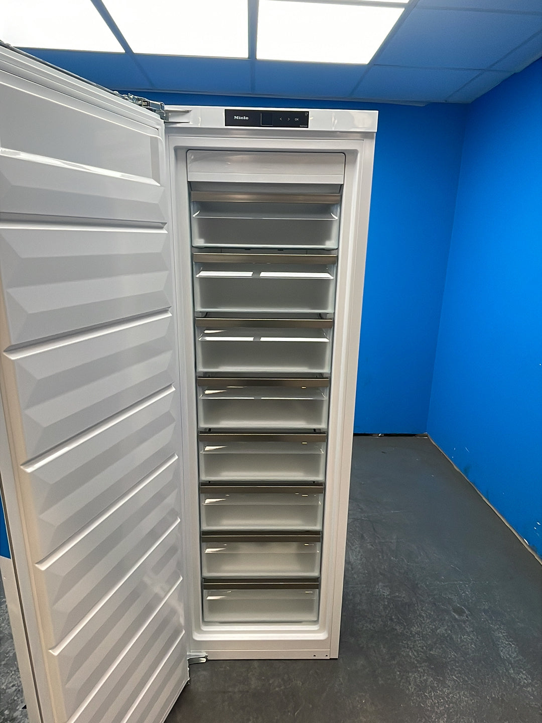 #GRC-163-642 - Miele Built-In Tall Freezer – 213L Capacity, NoFrost, Wi-Fi