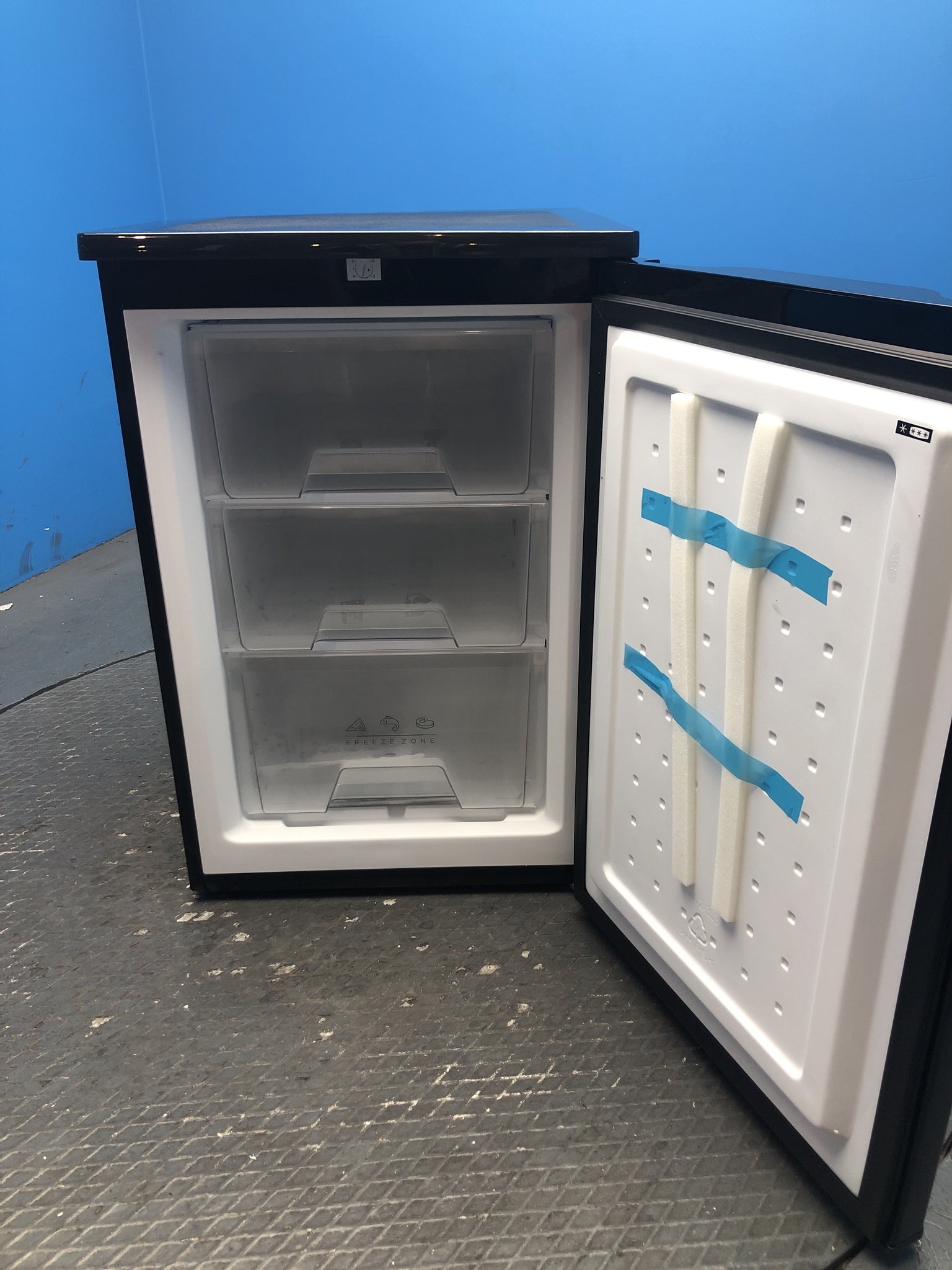 Igenix IG355B 94 Litre Under Counter Freezer