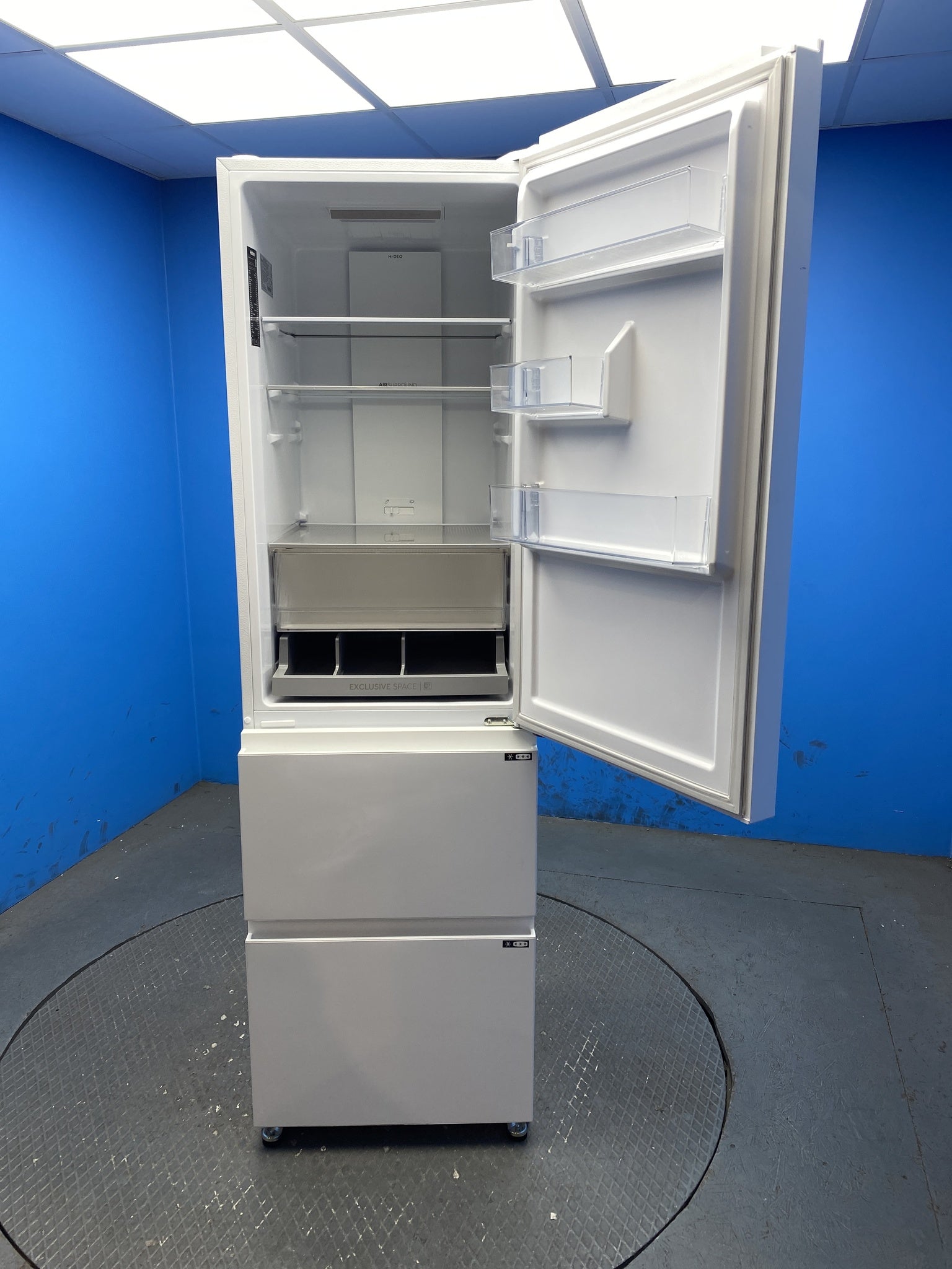Haier 3D 55 Series 3 HTR3518ENMWK 60/40 Fridge Freezer