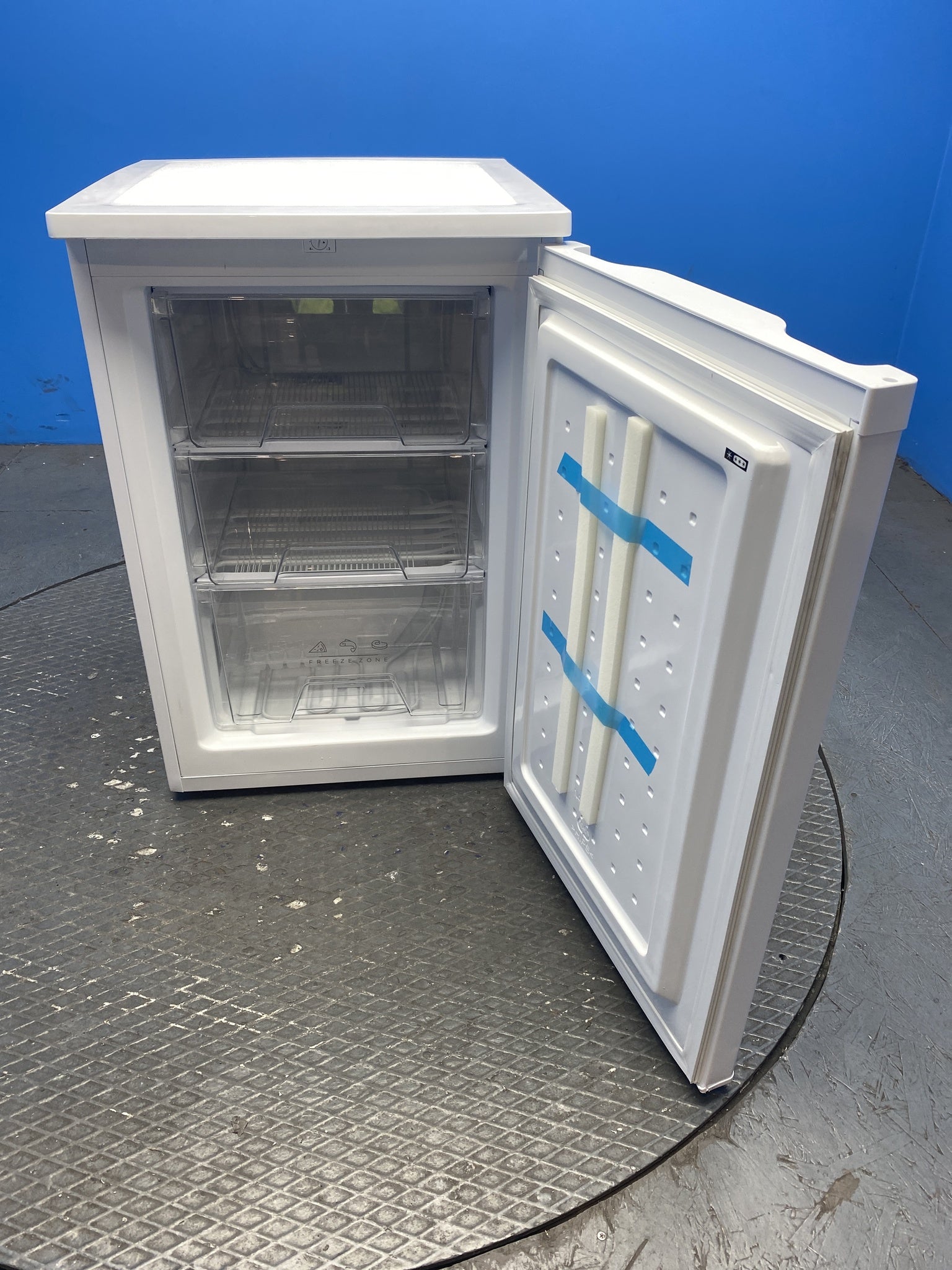 Igenix IG355W 94 Litre Under Counter Freezer