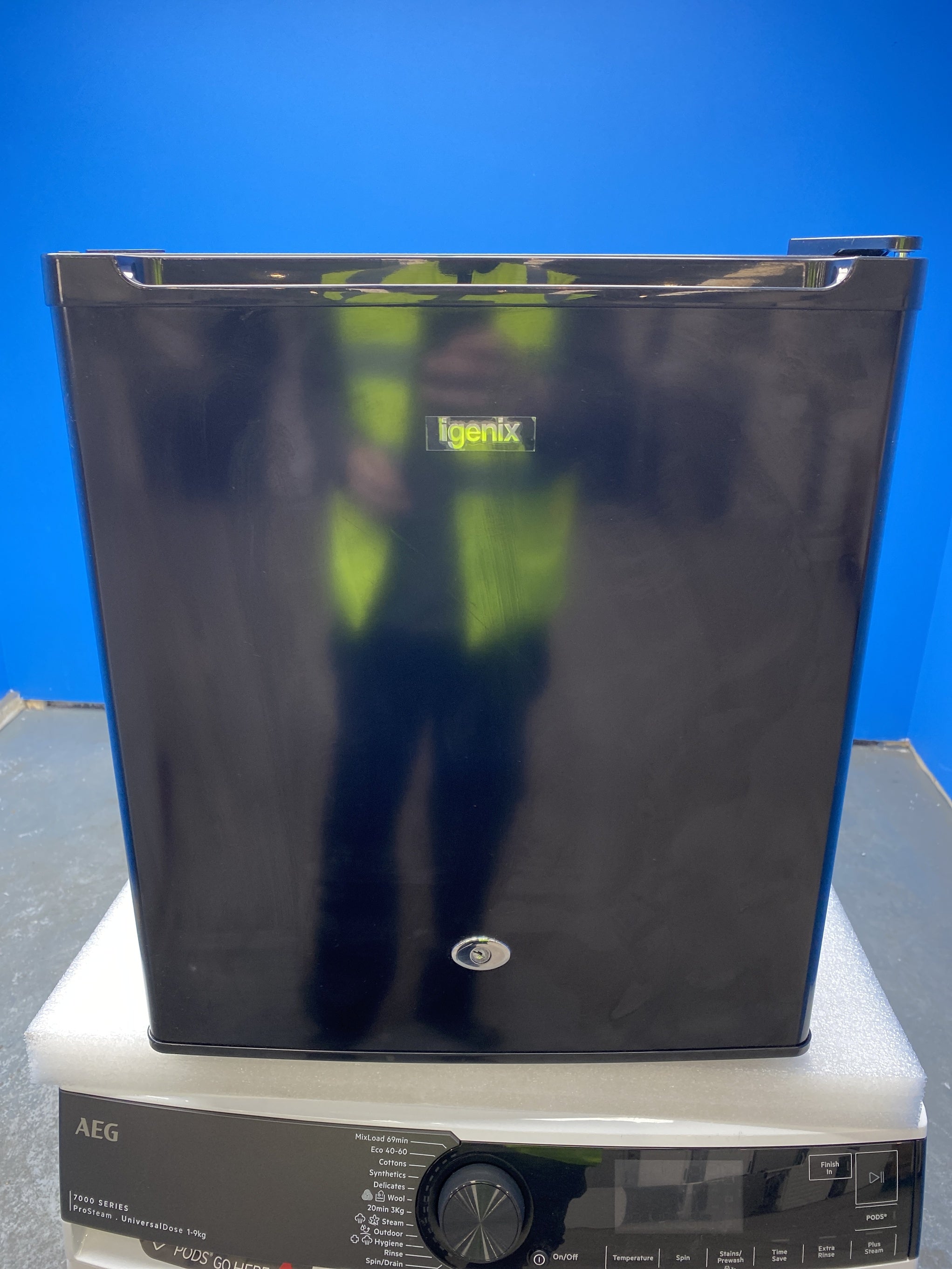 #GRC-153-379 - Igenix IG3751BL 33 Litre Table Top Lockable Mini Freezer