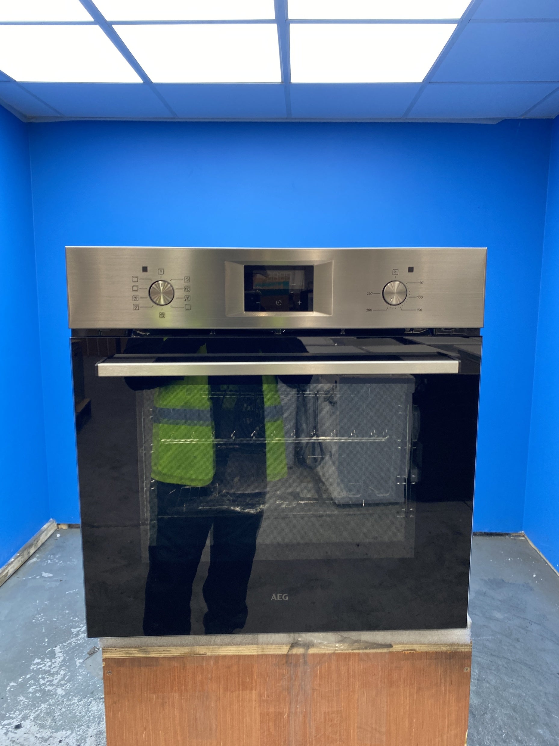 #GRC-155-982 - AEG 5000 SurroundCook OU5AB20CM Built-In Aqua Clean Oven