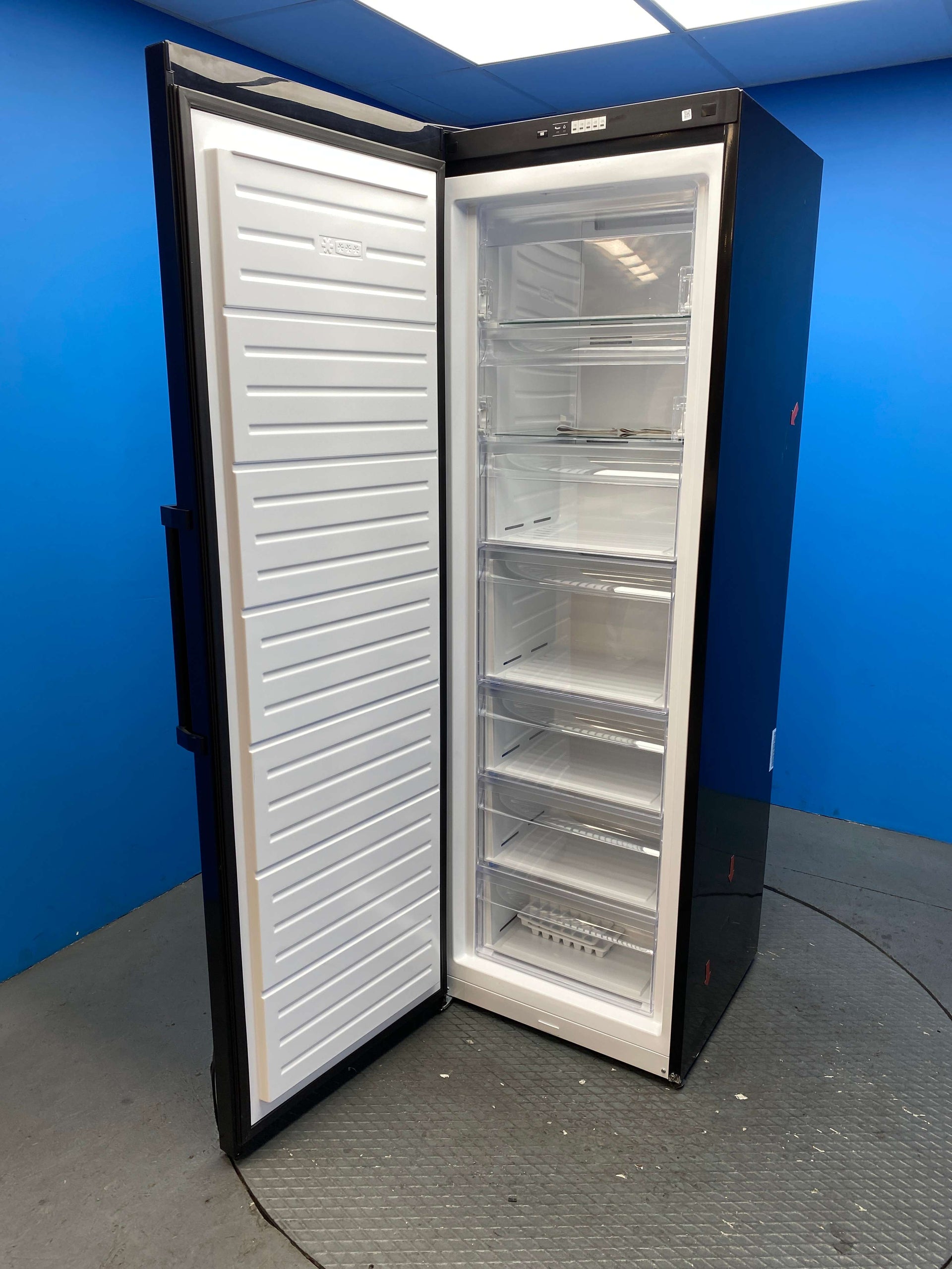 Smeg UKFF18EN2HB 280L Black No Frost Freezer
