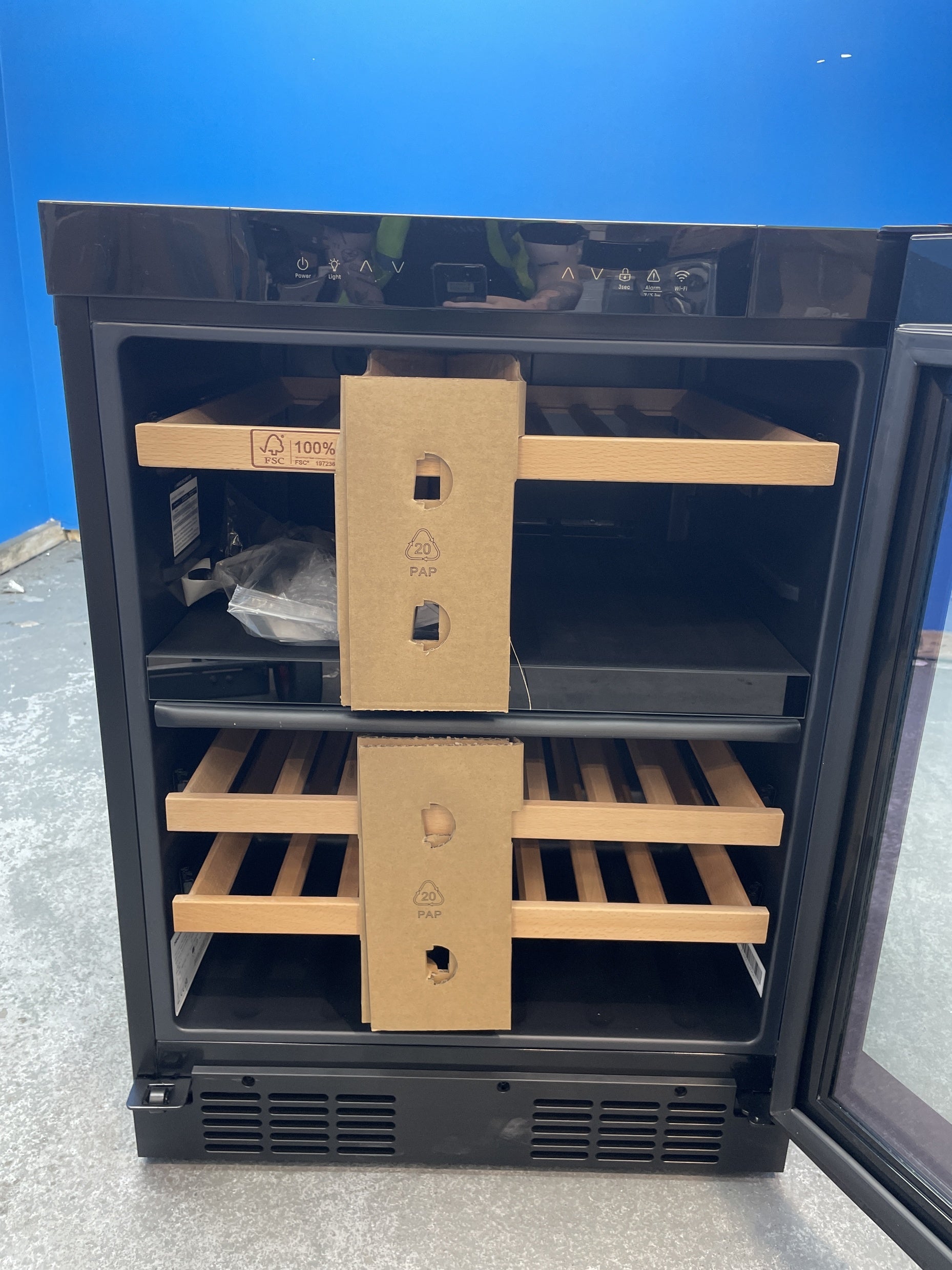 #GRC-157-502 - Hisense RW3N122GSLF 46 Bottle WiFi Wine Cooler