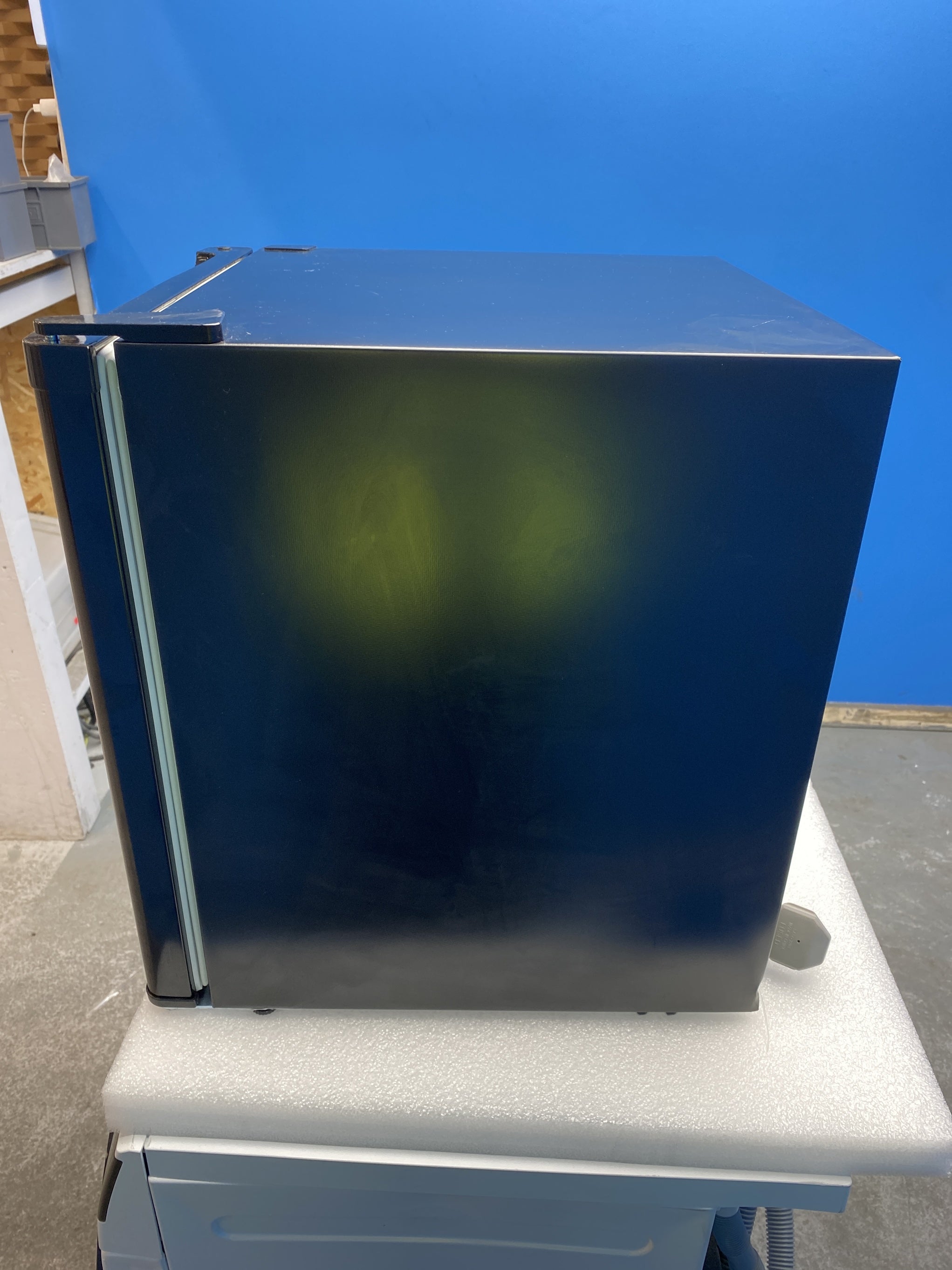 #GRC-153-379 - Igenix IG3751BL 33 Litre Table Top Lockable Mini Freezer