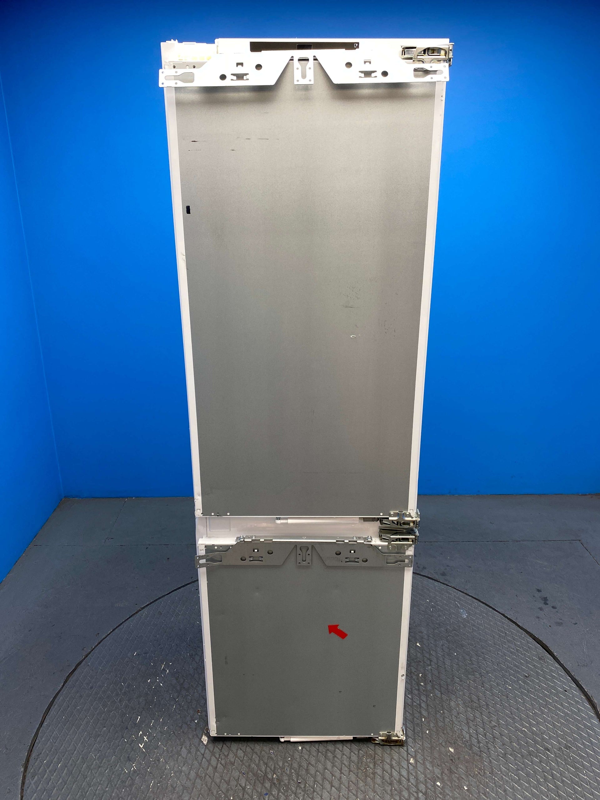 Miele KFN 7734 C 177cm Integrated 253L Frost Free Fridge Freezer