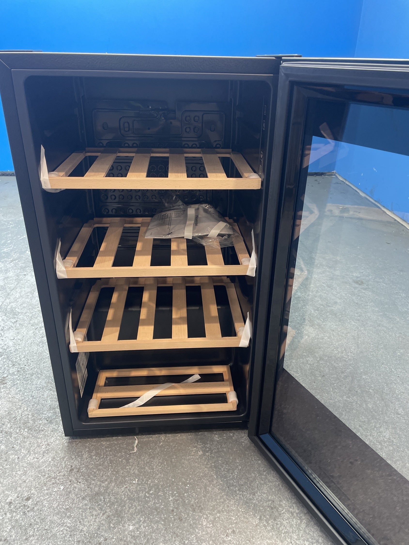 #GRC-157-236 - Hisense RW12D4NWG0 30‑Bottle Under Counter Wine Cooler