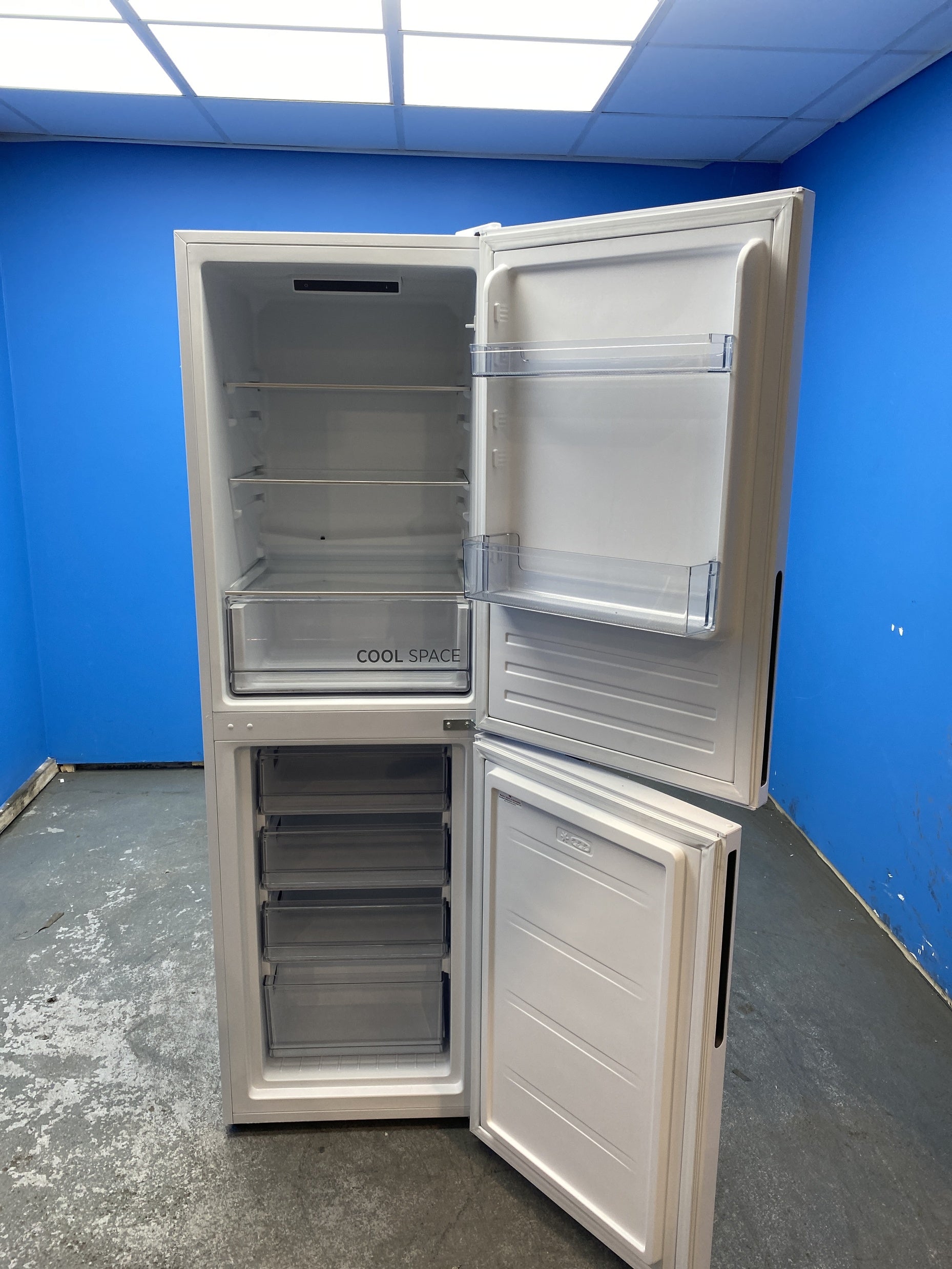 #GRC-156-335 - Hoover HVT3CLECKIHW 235 Litre Combi Fridge Freezer