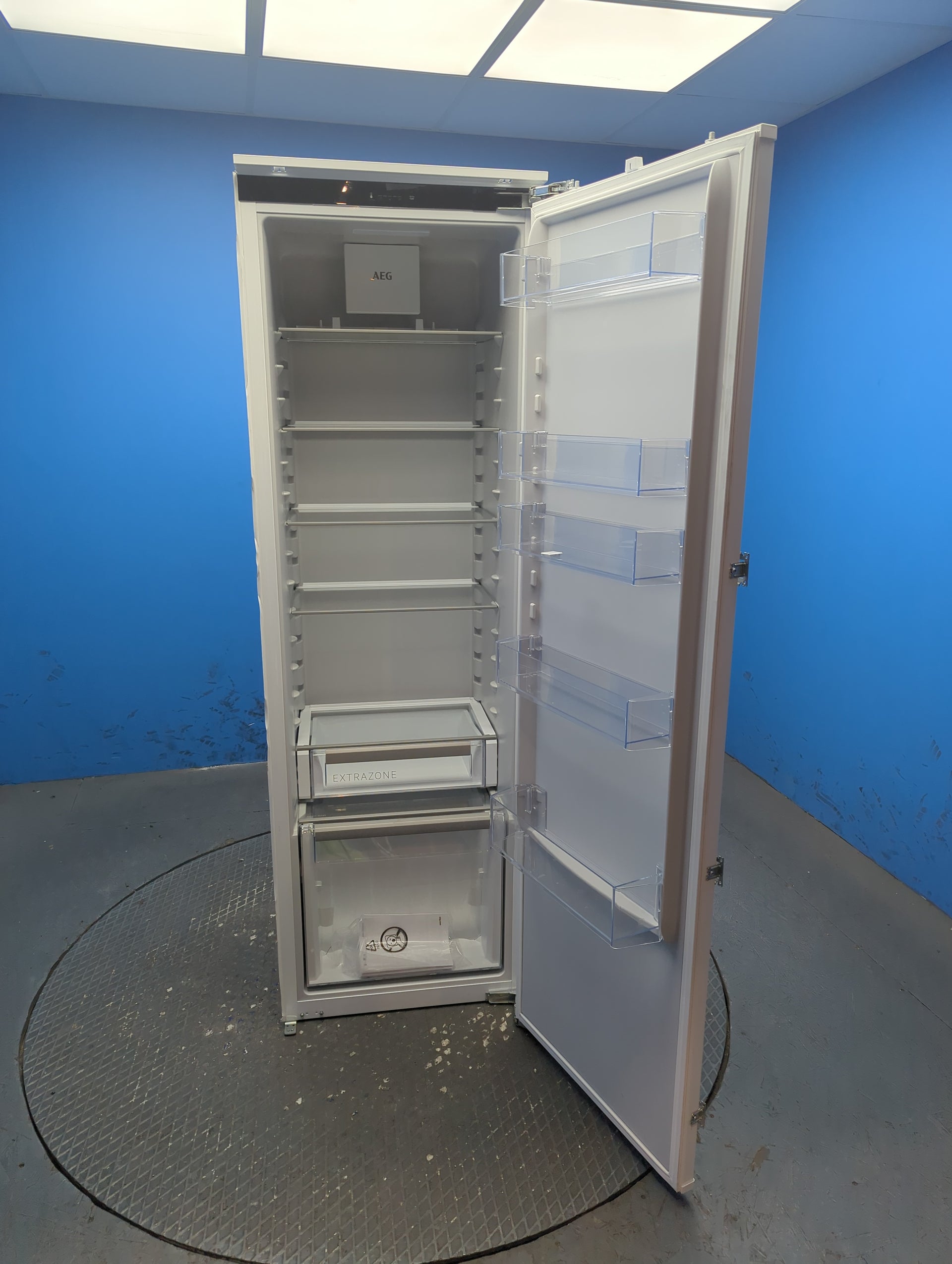 AEG NSK6D181EC 6000 DynamicAir 310L Integrated Larder Fridge