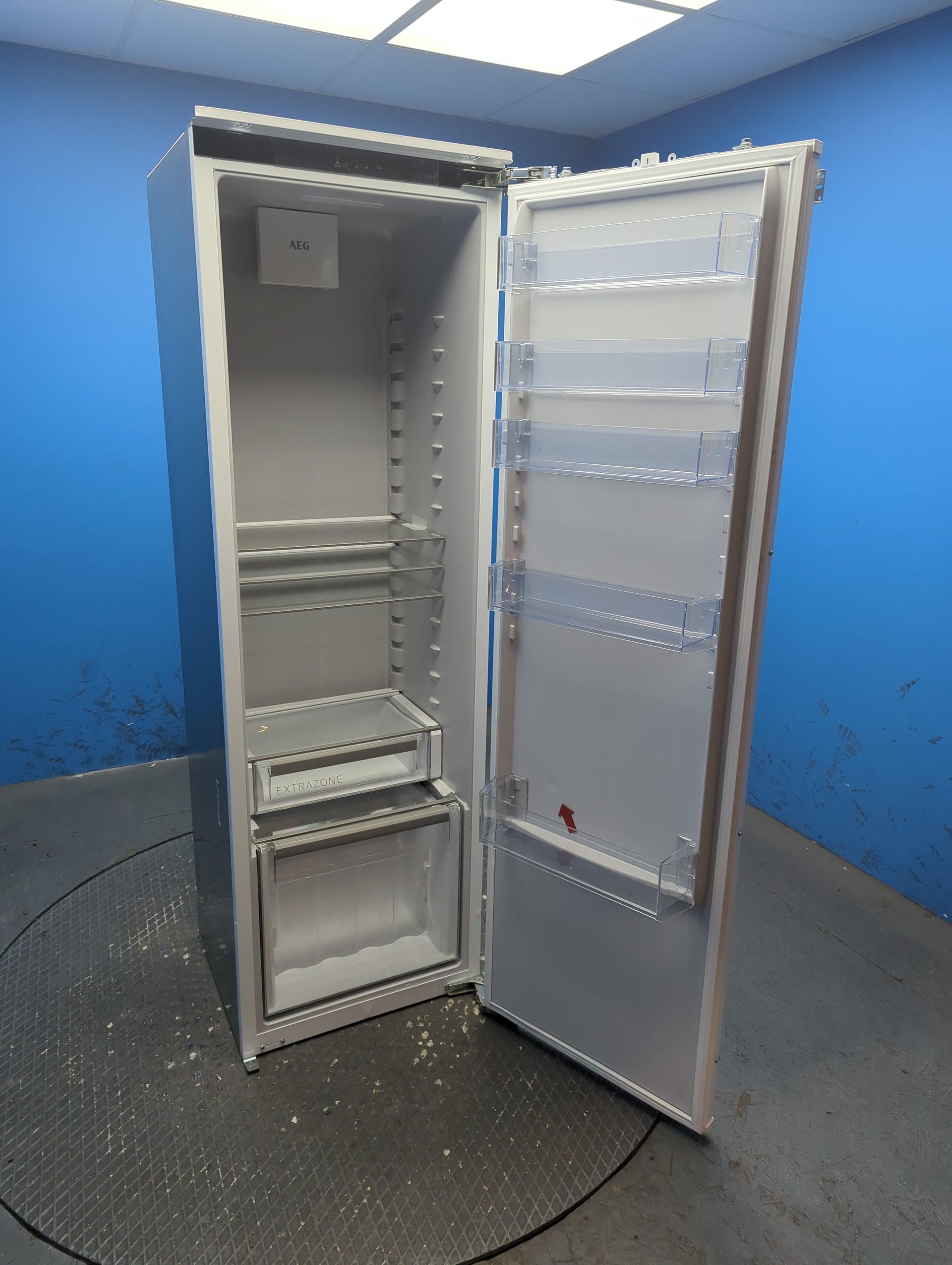 AEG NSK6D181EC 6000 DynamicAir 310L Integrated Larder Fridge